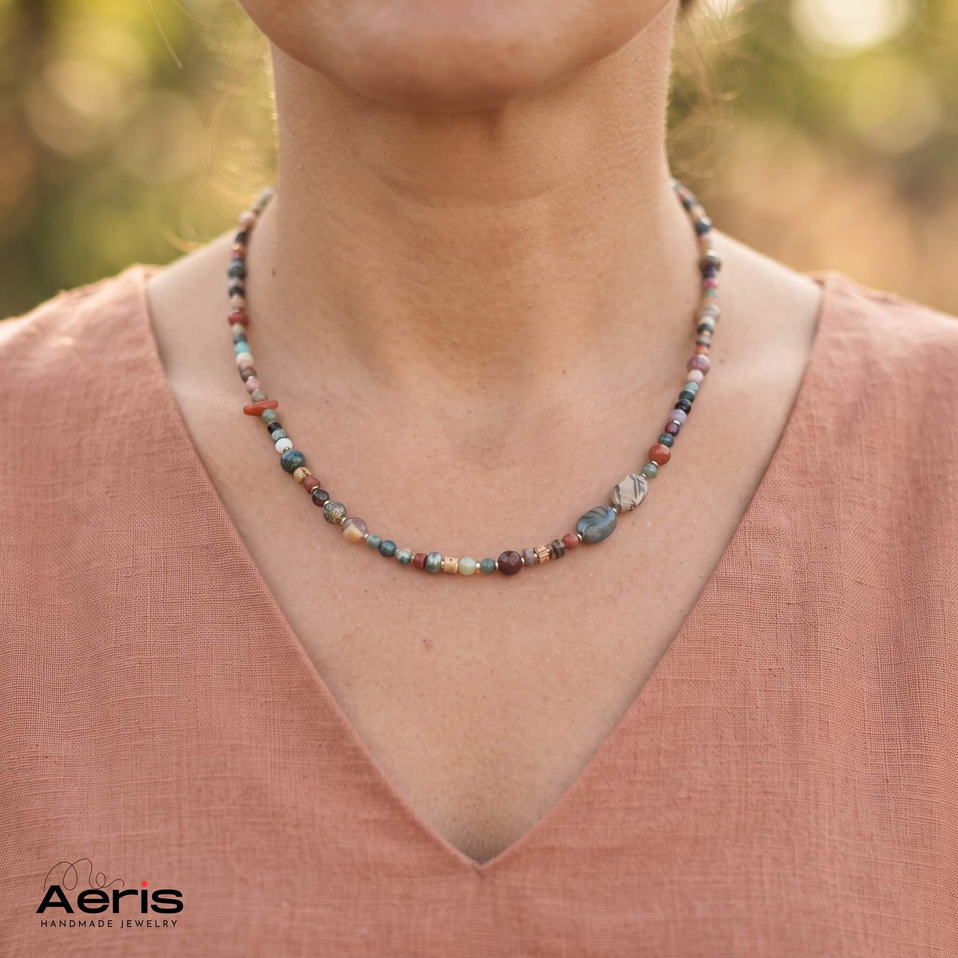 Colier boho chic, multicolor, prezentat pe model feminin
