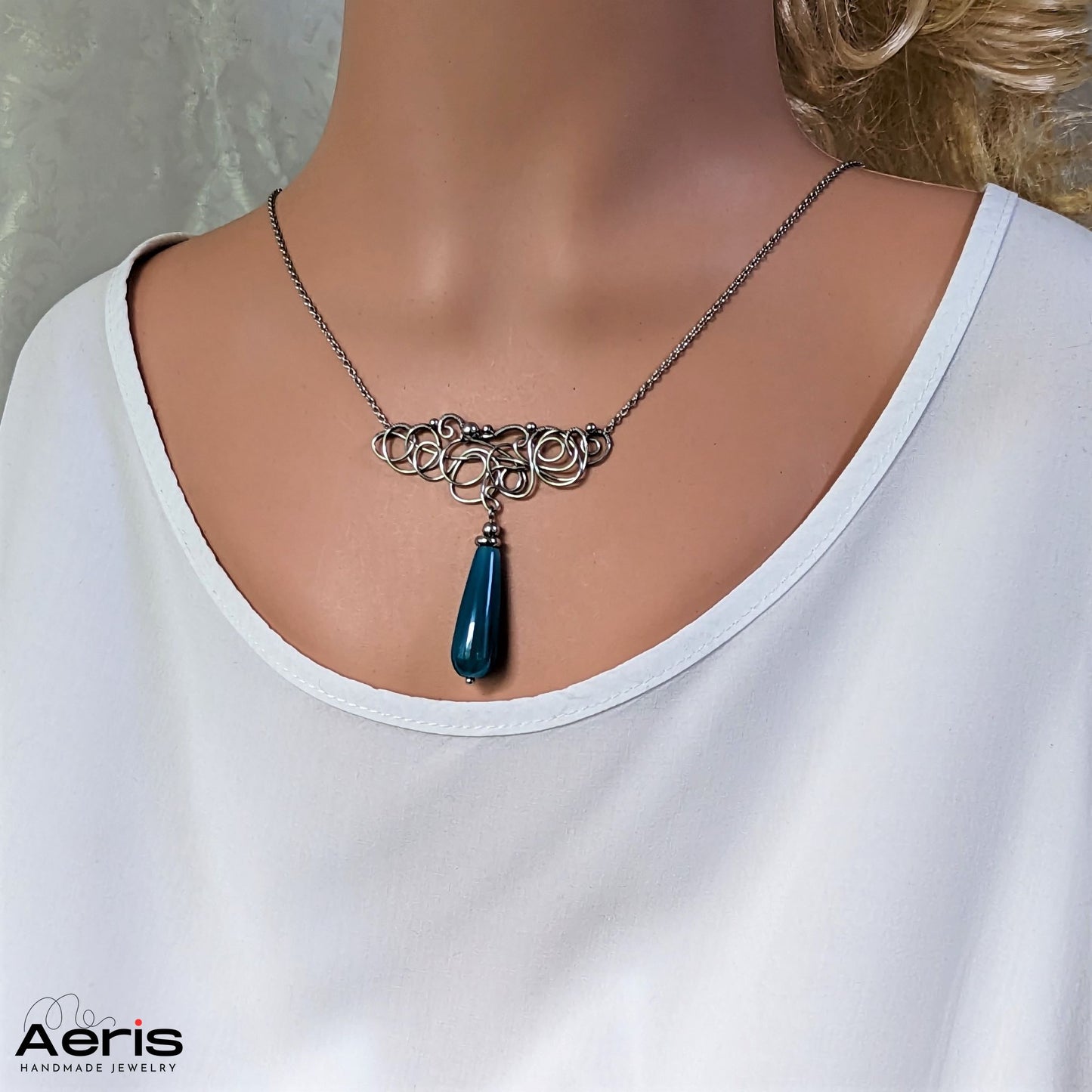 Colier handmade cu agata albastra, expus pe manechin