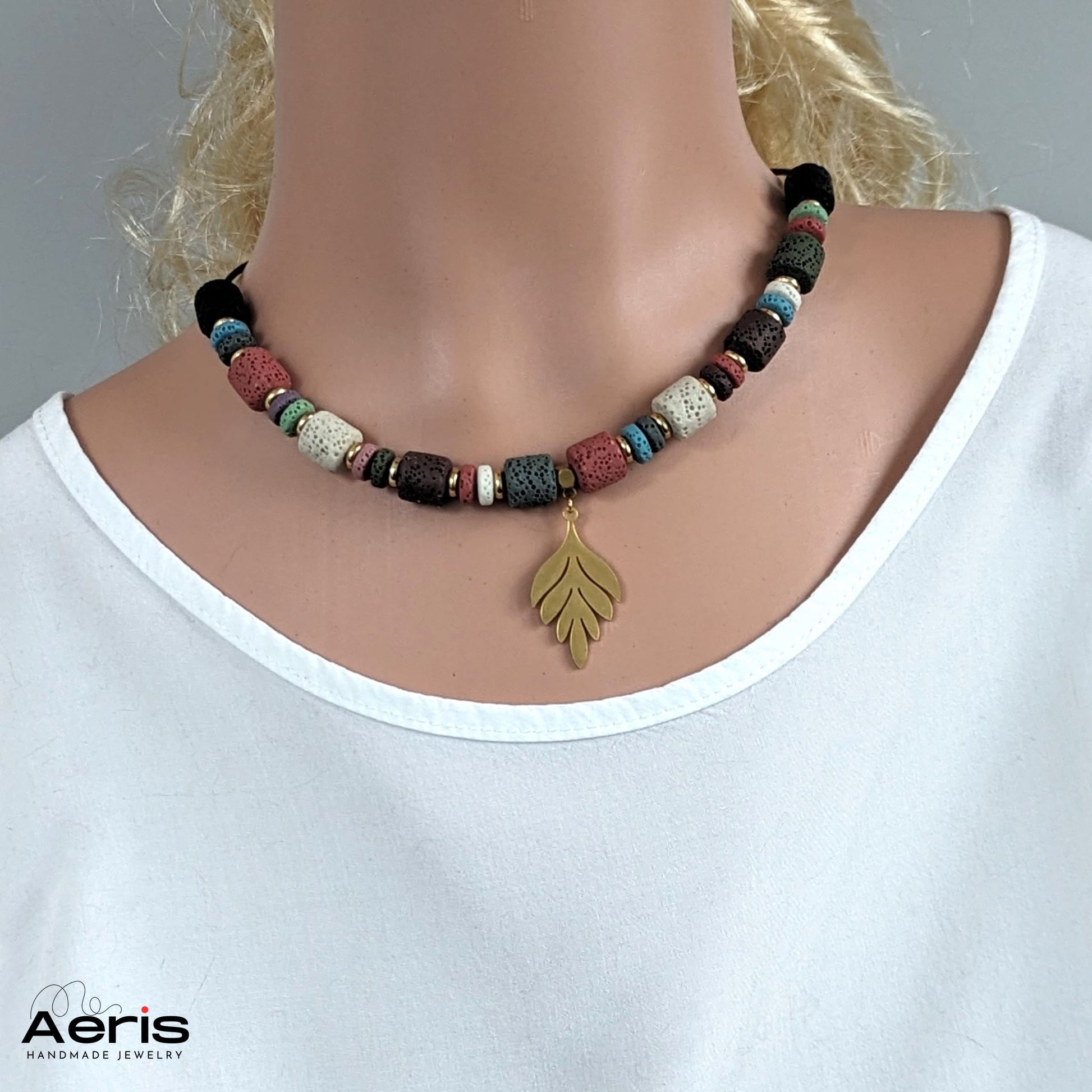 Colier statement cu charm, pe manechin