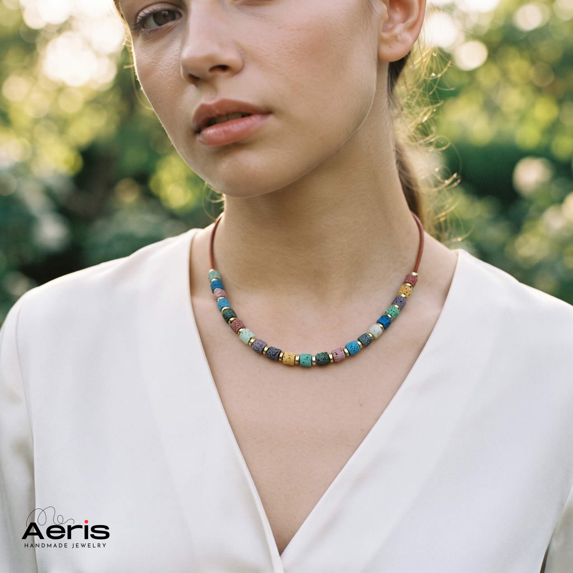 Femeie in tinuta casual, purtand colierul cu lava multicolora
