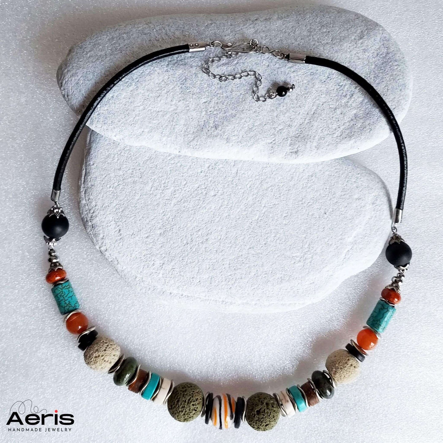 Colier handmade multicolor cu mix de pietre si piele naturala