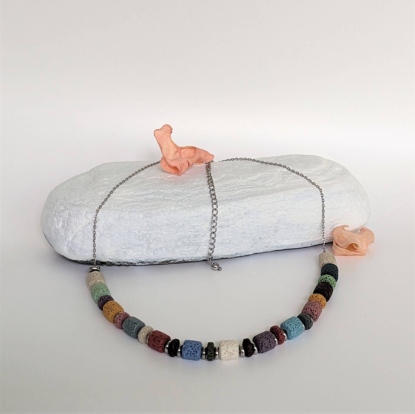 Colier handmade multicolor, vedere de ansamblu