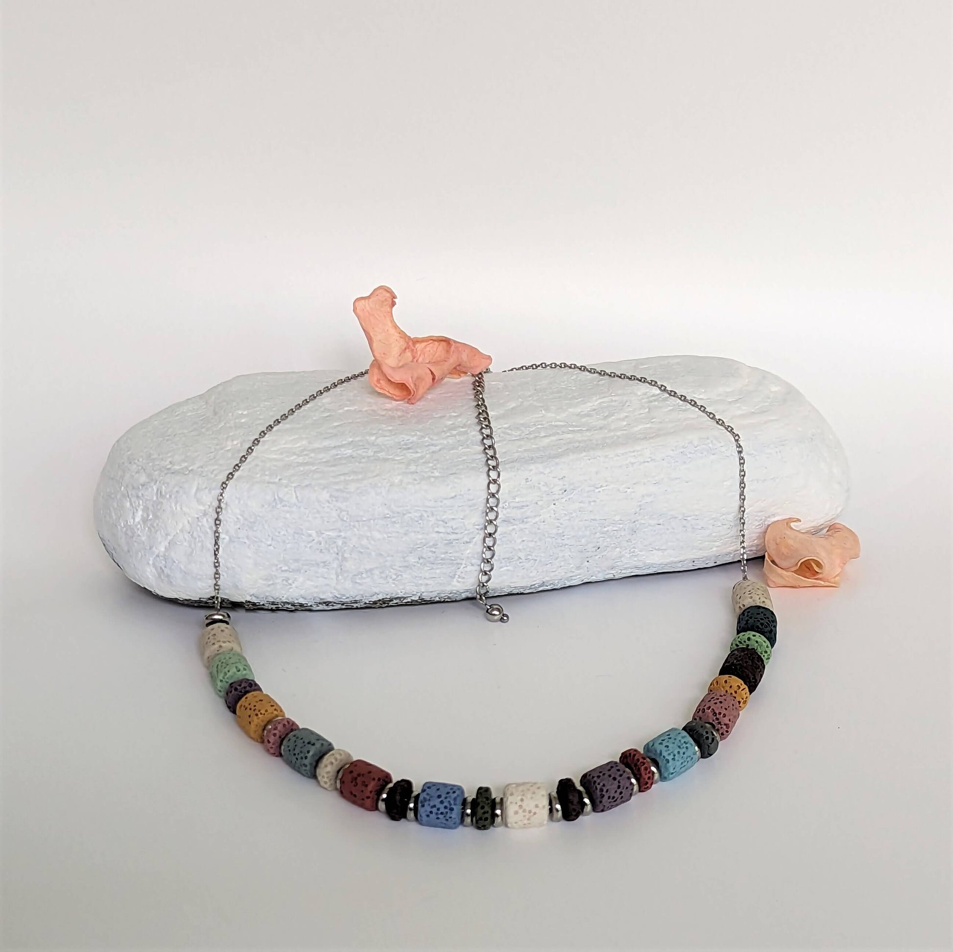 Colier handmade multicolor, vedere de ansamblu