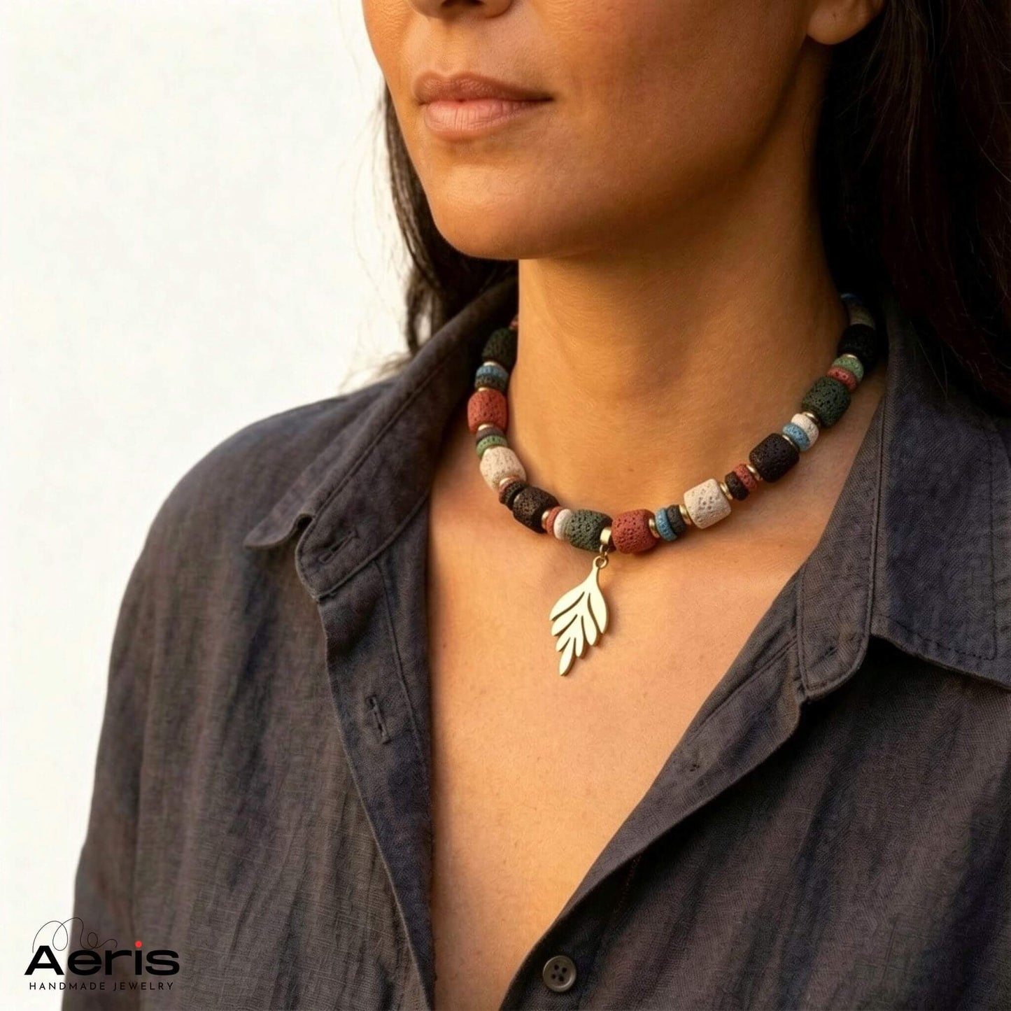 Colier handmade boem cu pandantiv frunza, pe model