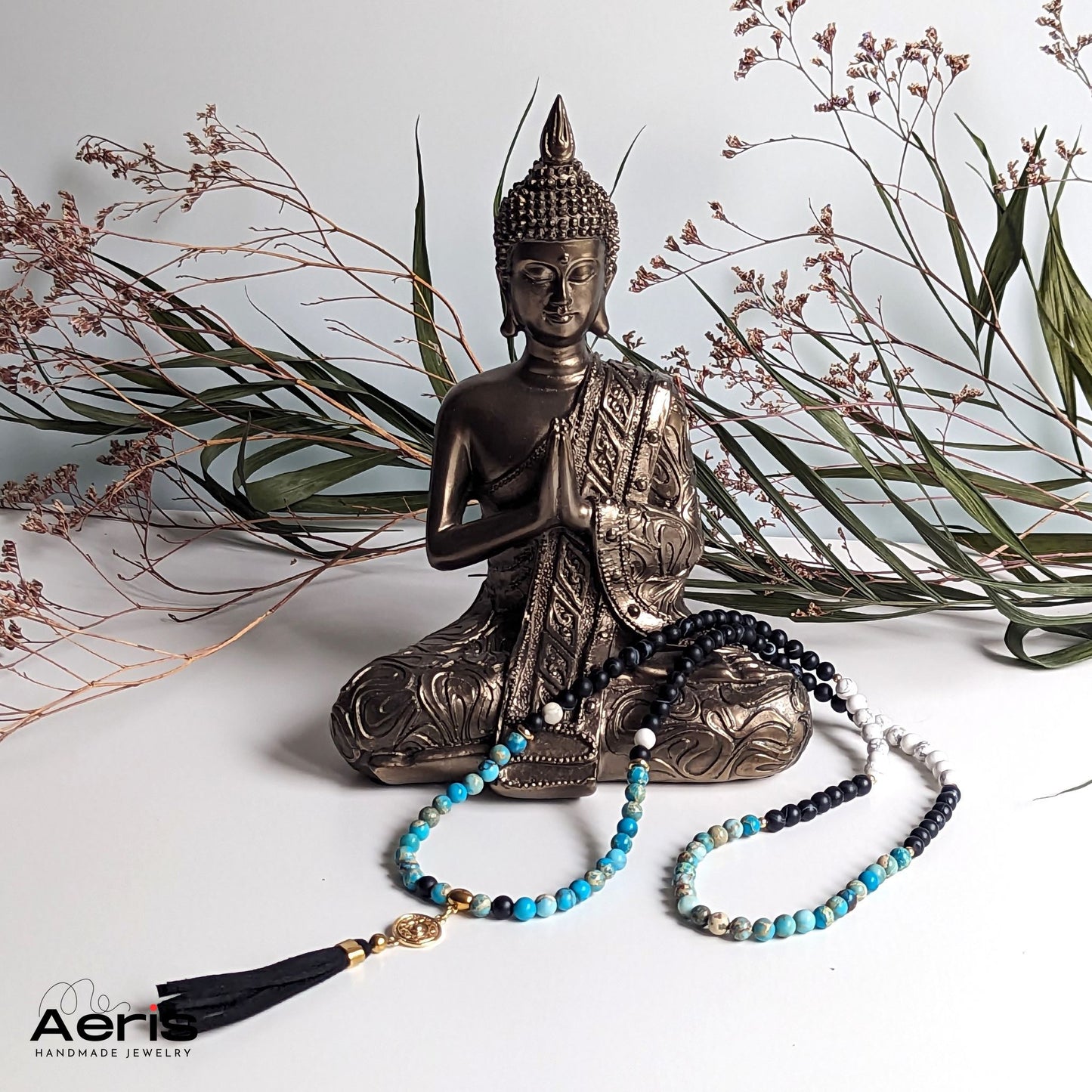 Colier mala expus pe o statuie a lui Budha
