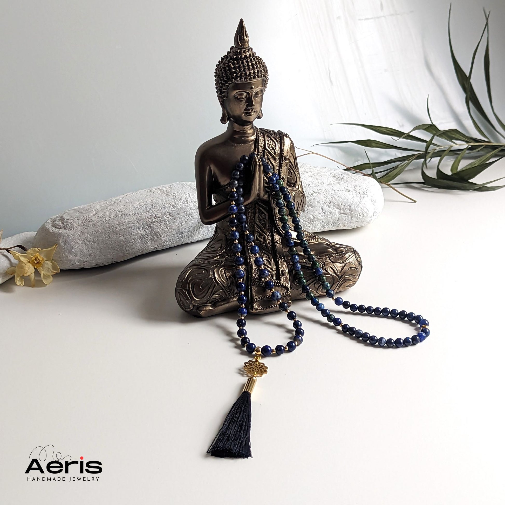 Colier mala langa o statuie a lui Buddha