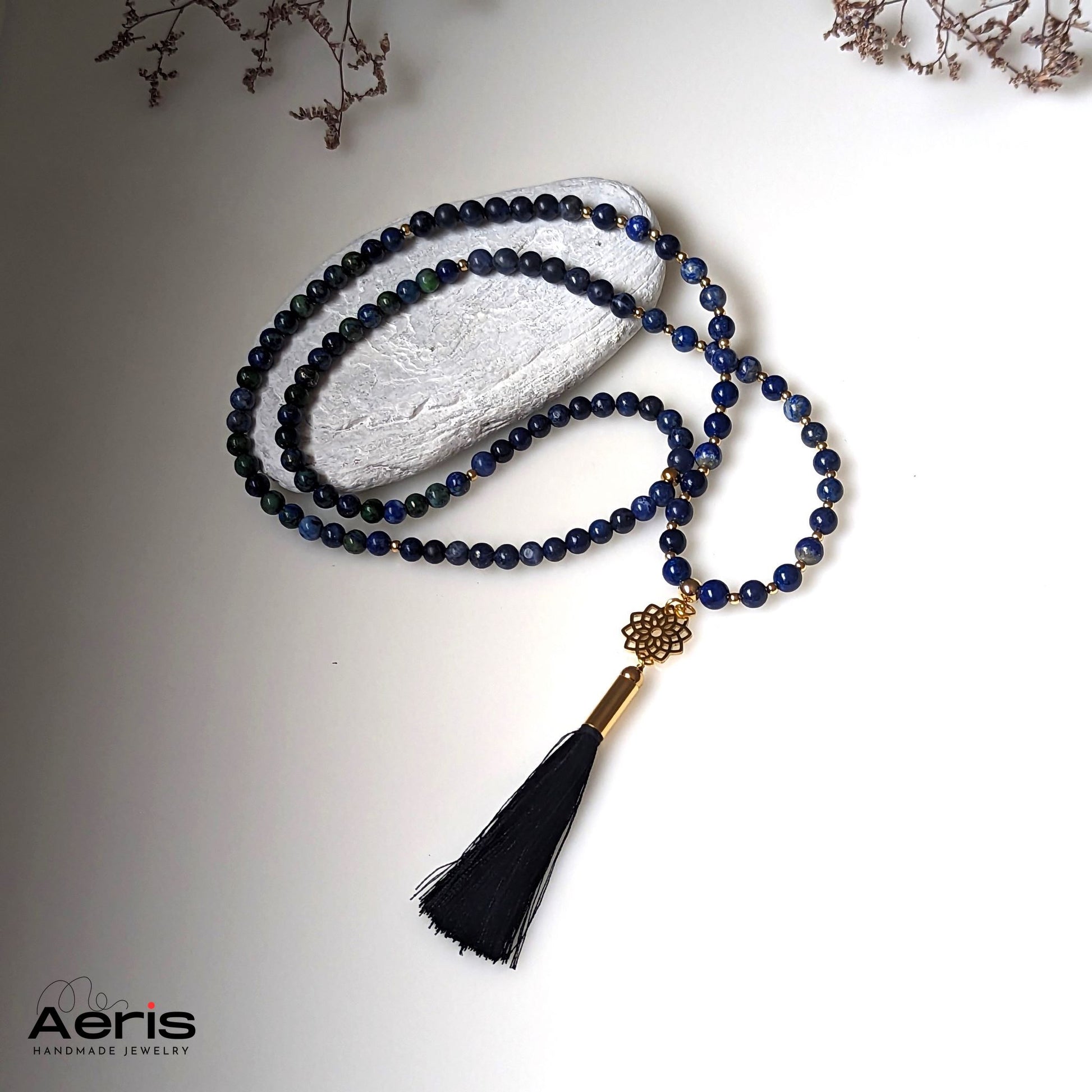 Colier cu mandala aurie si margele din lapis lazuli