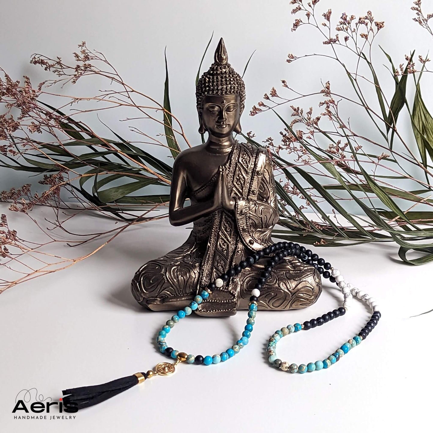 Colier mala langa o statuie a lui Budha