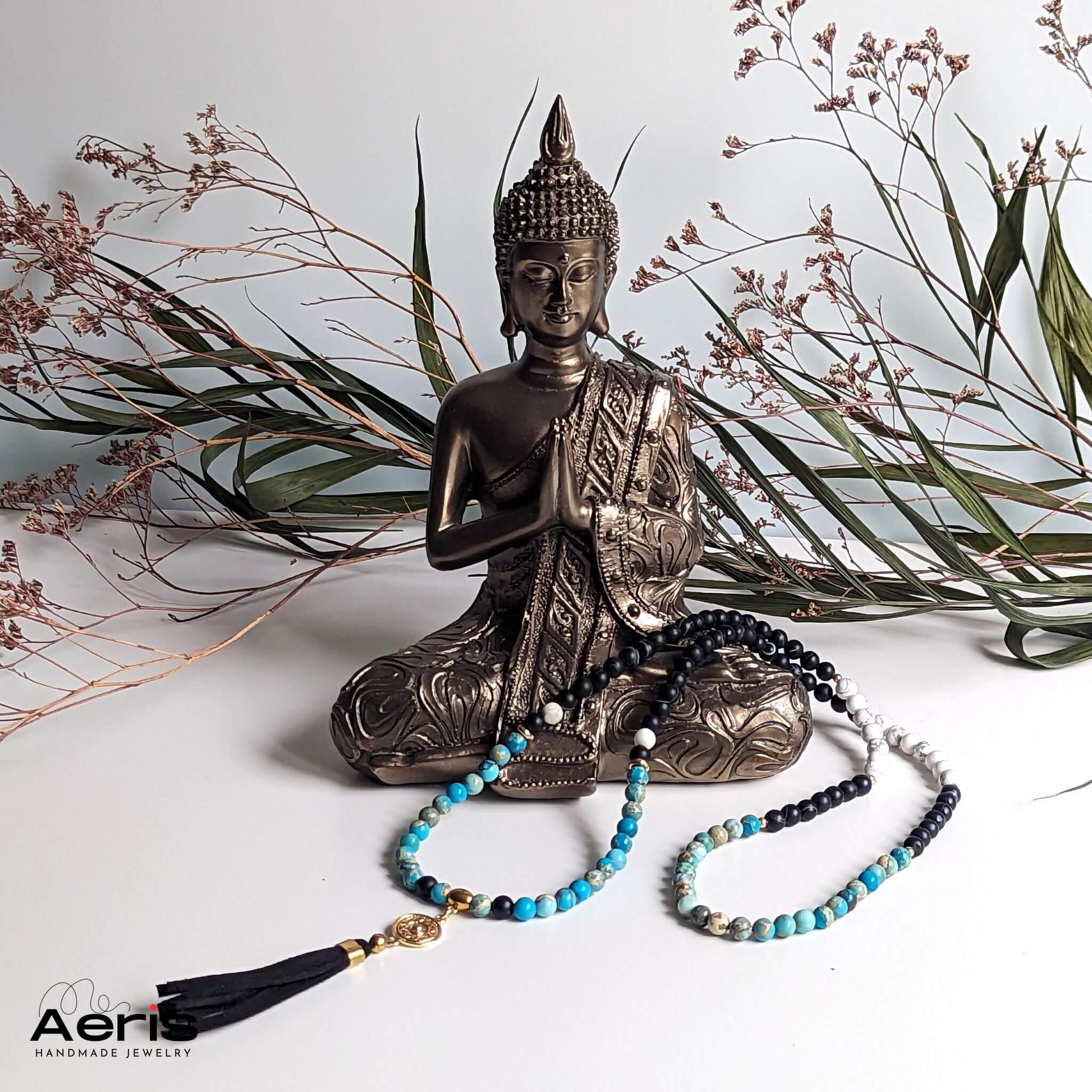 Colier mala langa o statuie a lui Budha