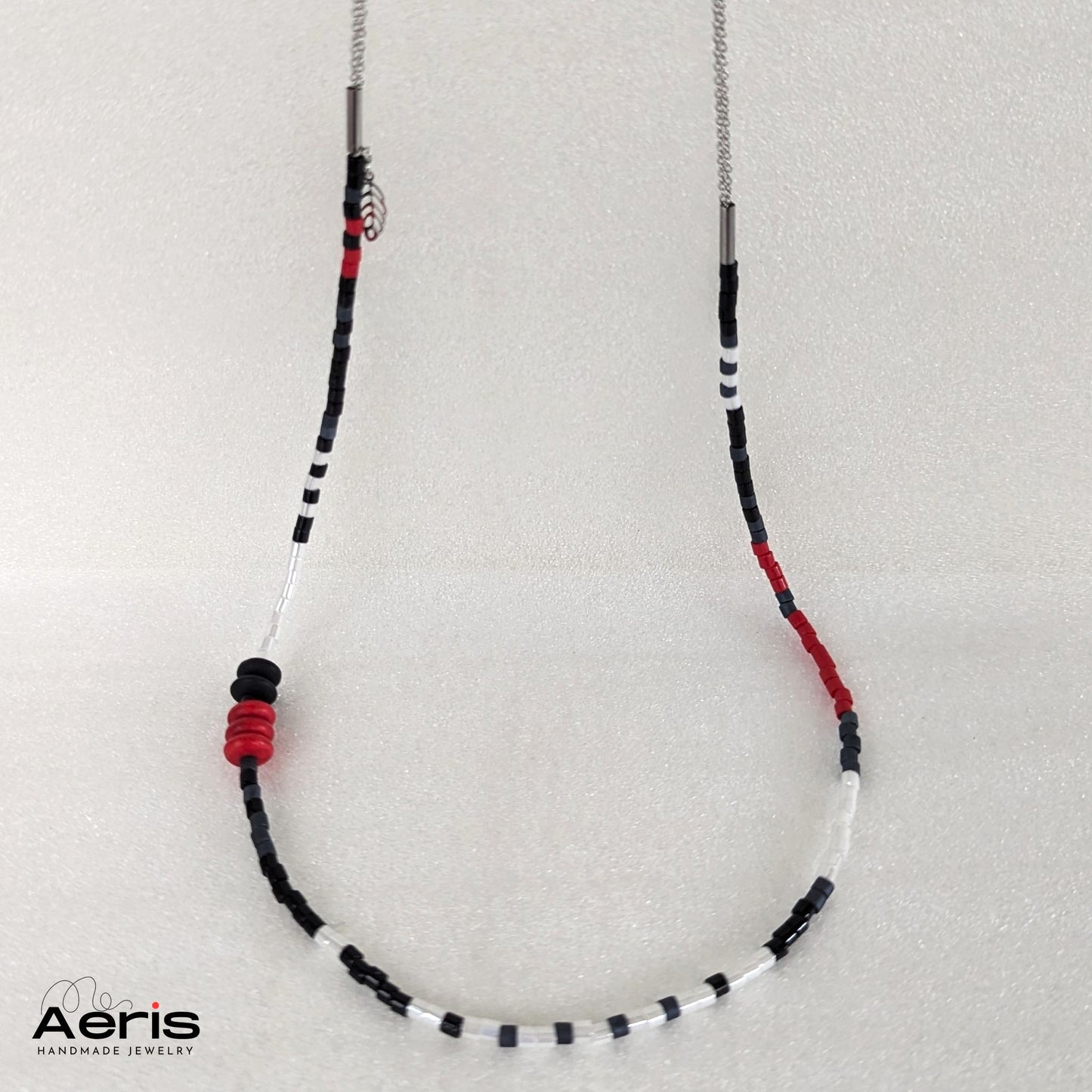 Colier multicolor in culori de alb, gri, negru si rosu