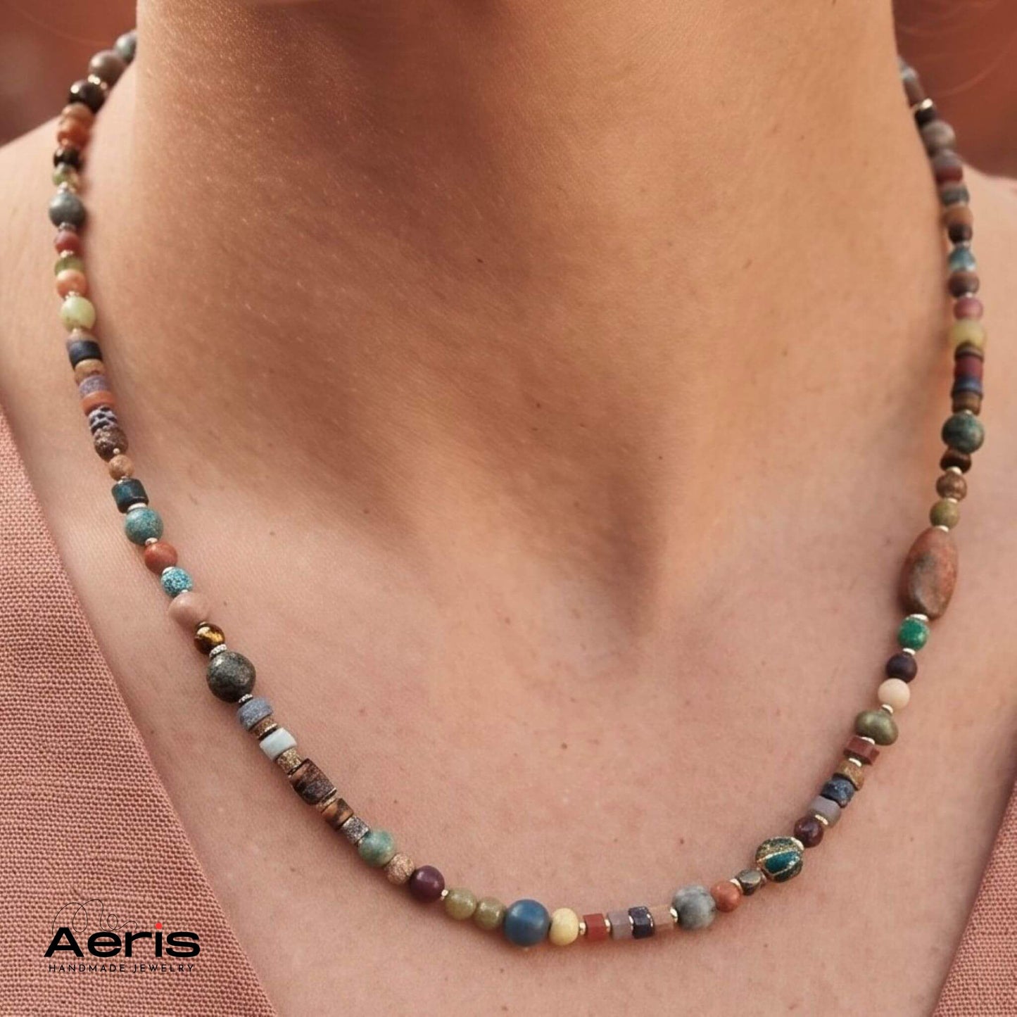 Colier boho chic cu margele opace naturale si colorate, purtat la baza gatului de un model feminin