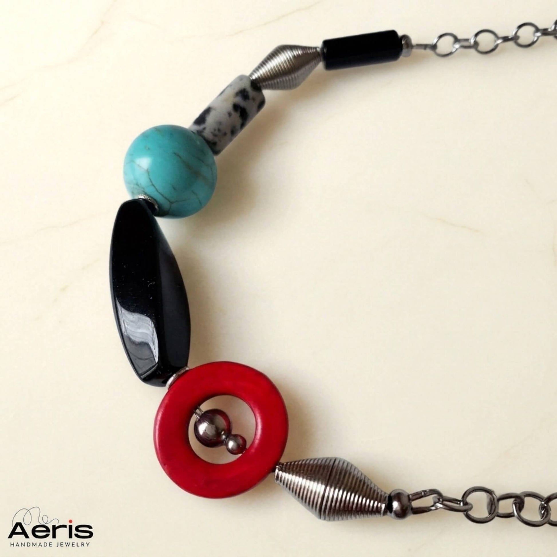 Detaliu la colierul handmade design modern