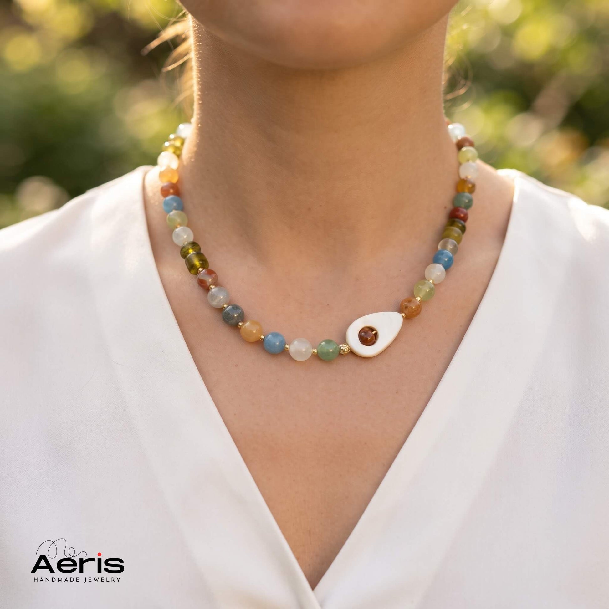 Colier handmade cu pietre semipretioase multicolore, prezentat pe model