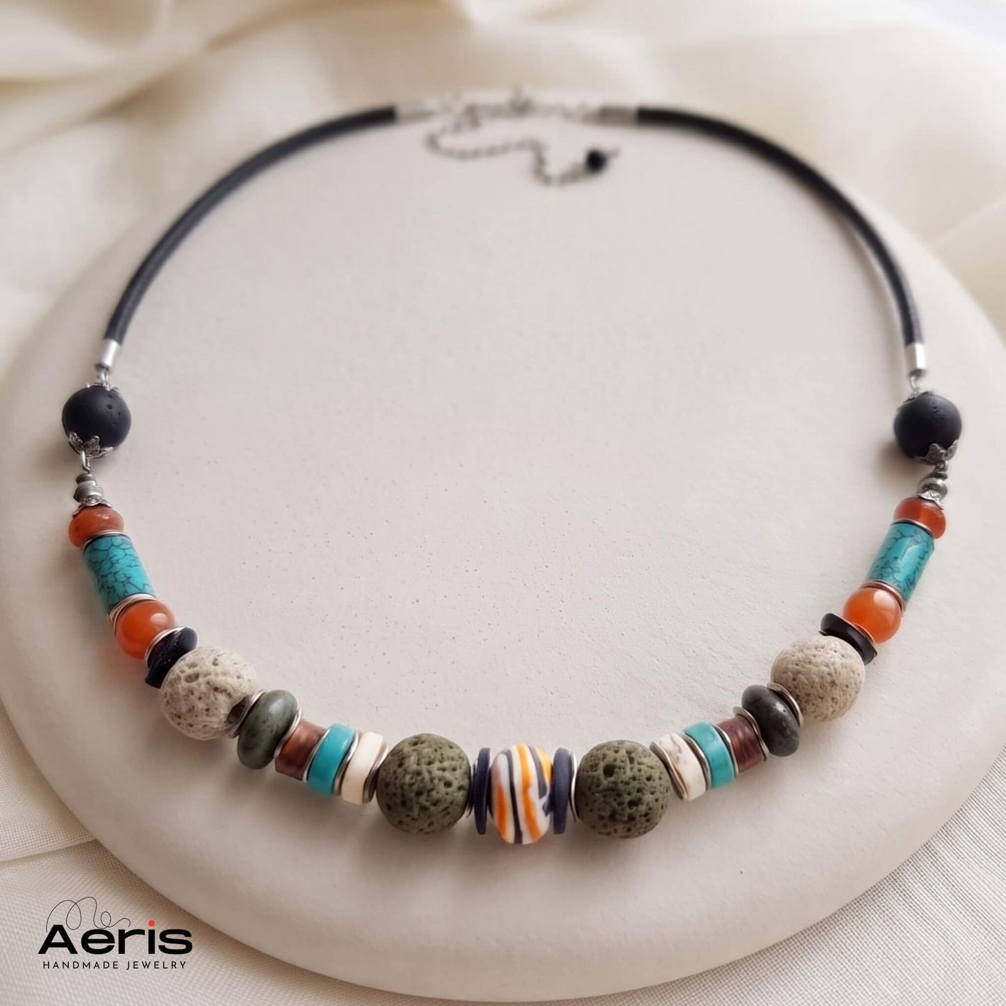 Colier scurt boho chic, cu pietre semipretioase multicolore, prezentat pe un suport de ceramica mata