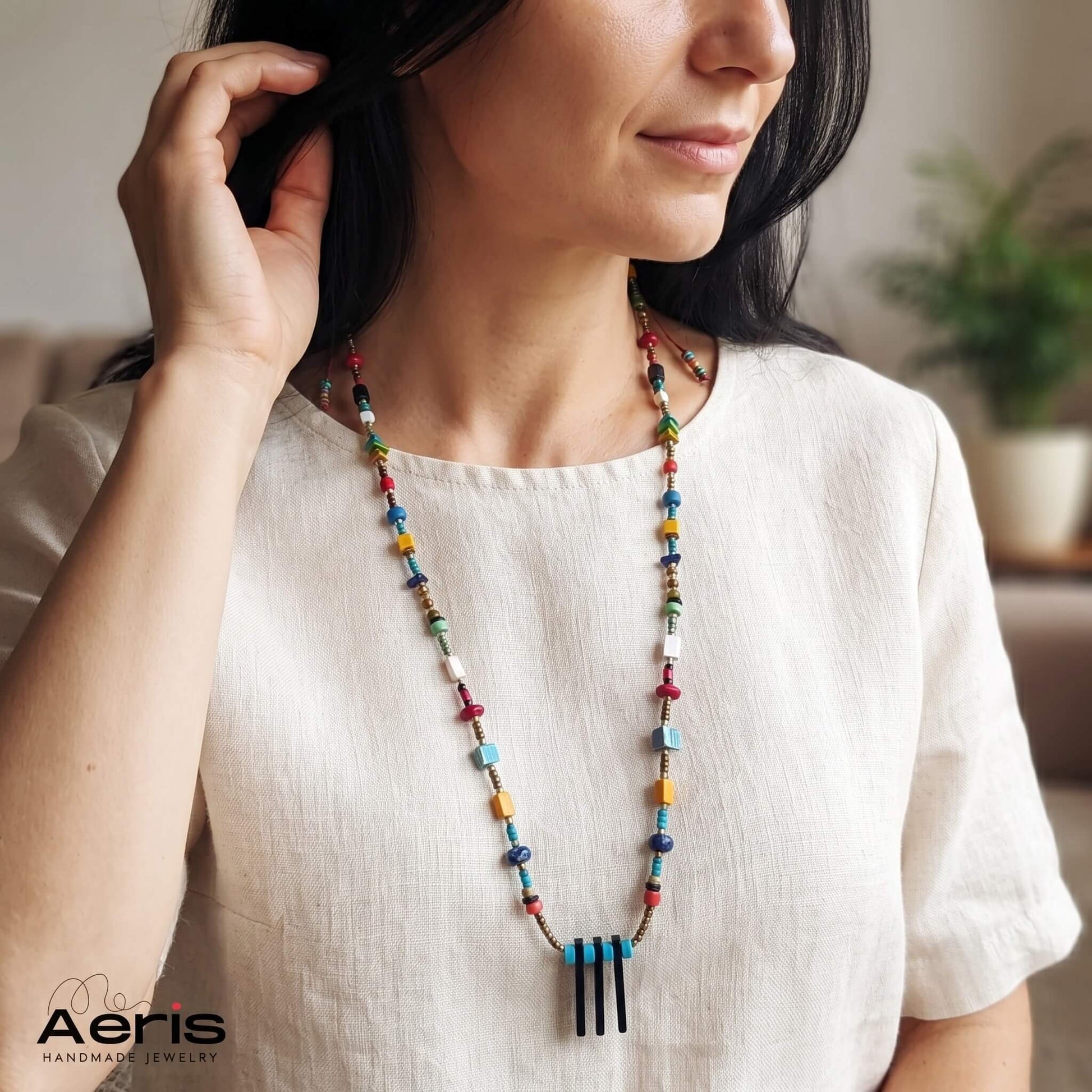 Colier handmade multicolor, prezentat pe model