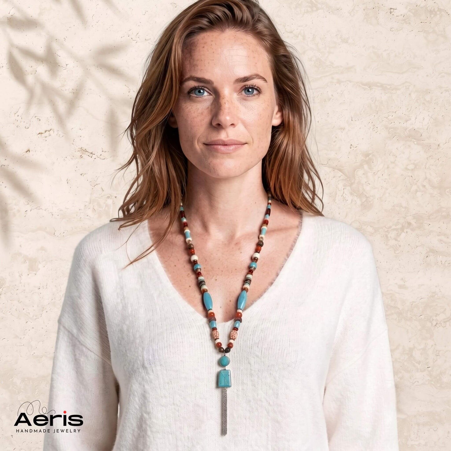 Colier handmade cu pietre naturale, pe model in tinuta casual