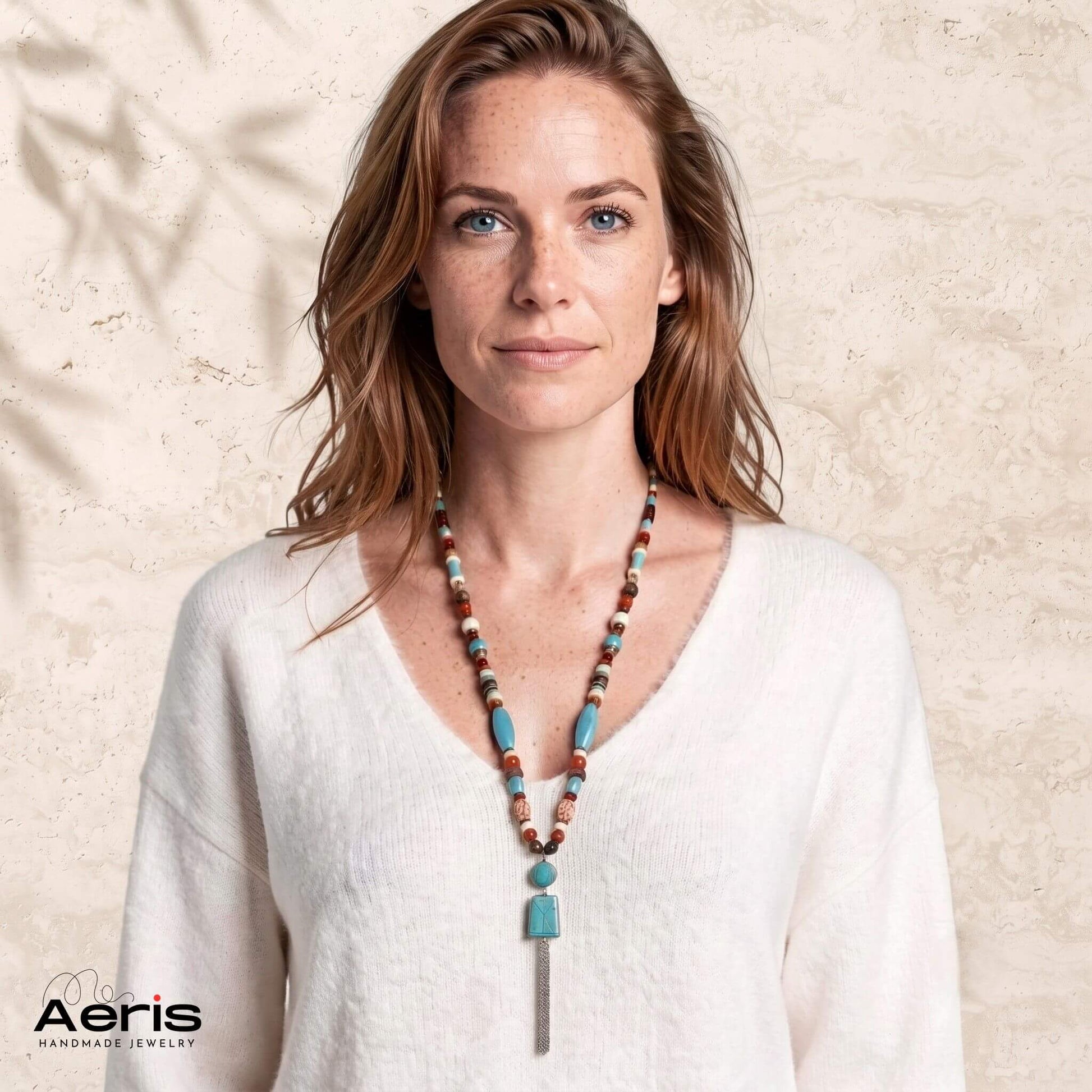 Colier handmade cu pietre naturale, pe model in tinuta casual