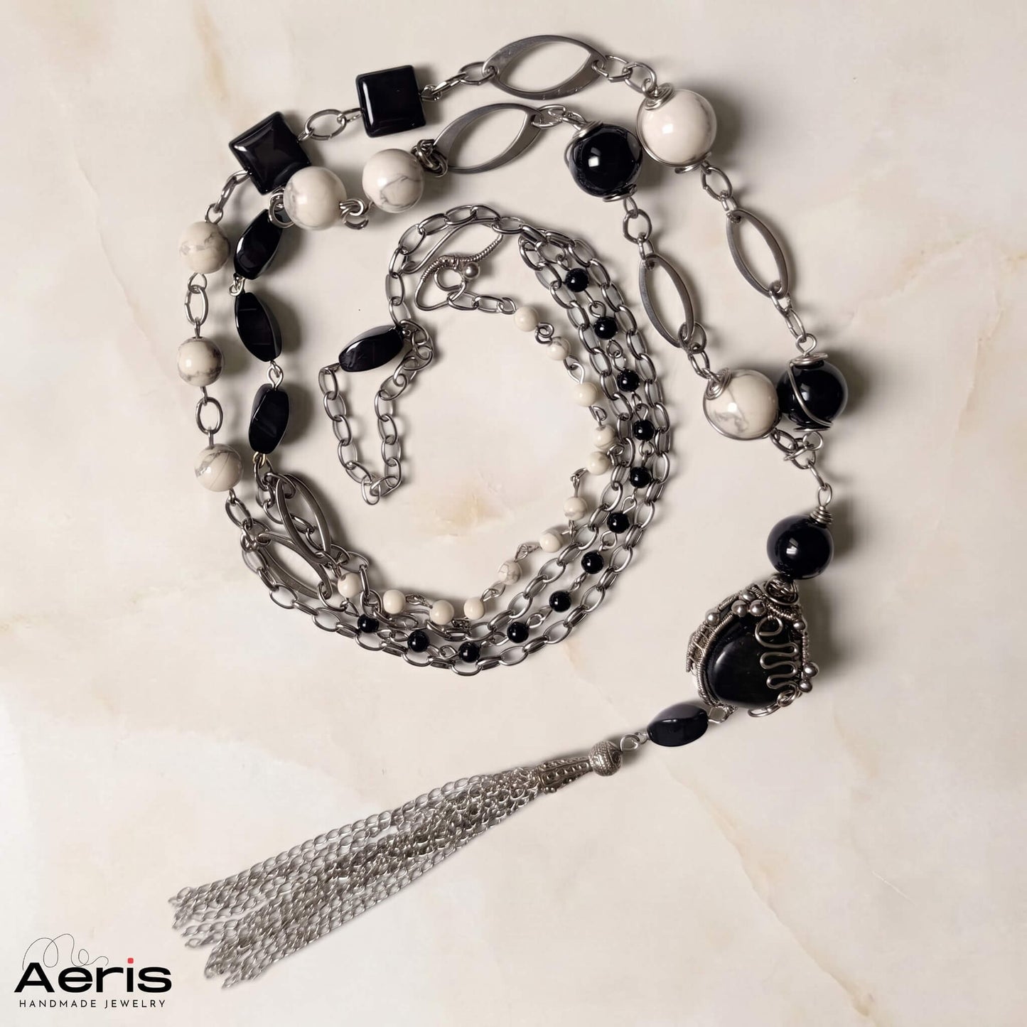 Colier handmade cu margele semipretioase albe si negre