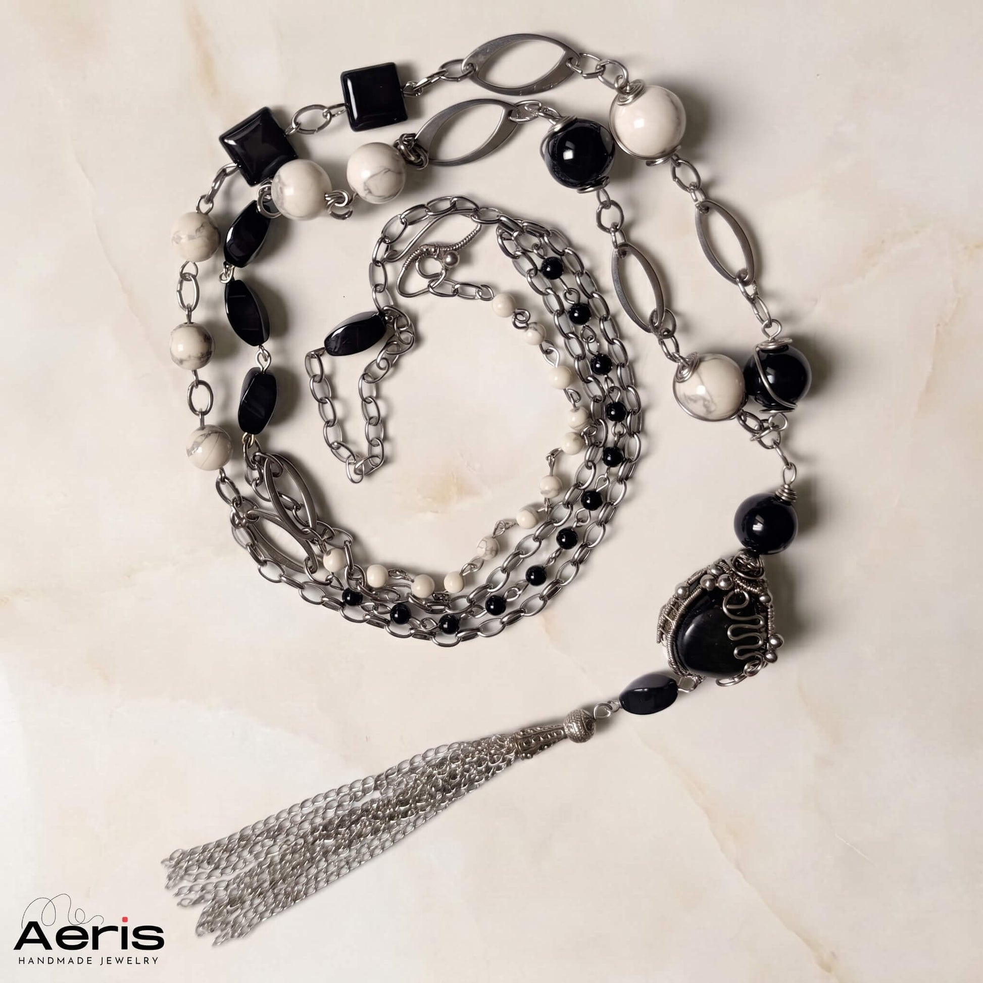 Colier handmade cu margele semipretioase albe si negre