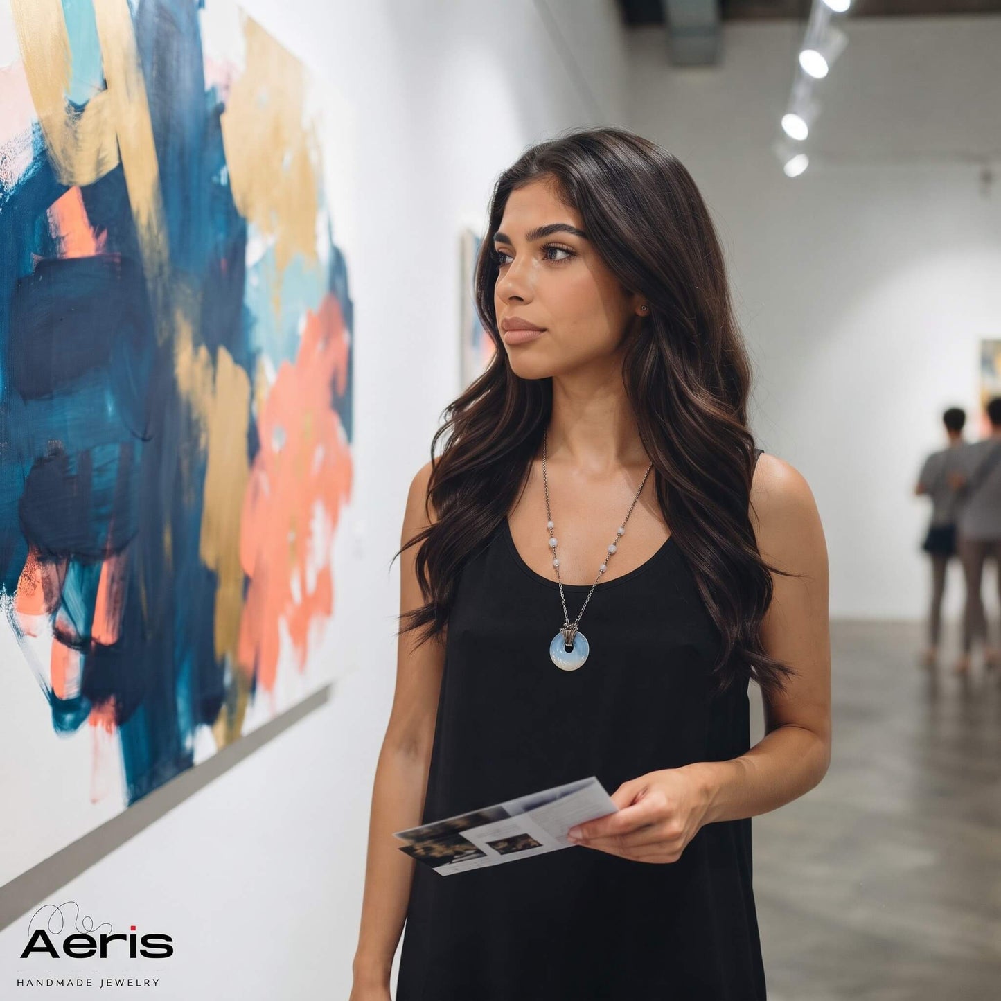 Tanara intr-o expozitie de arta contemporana, purtand pandantivul cu opalit