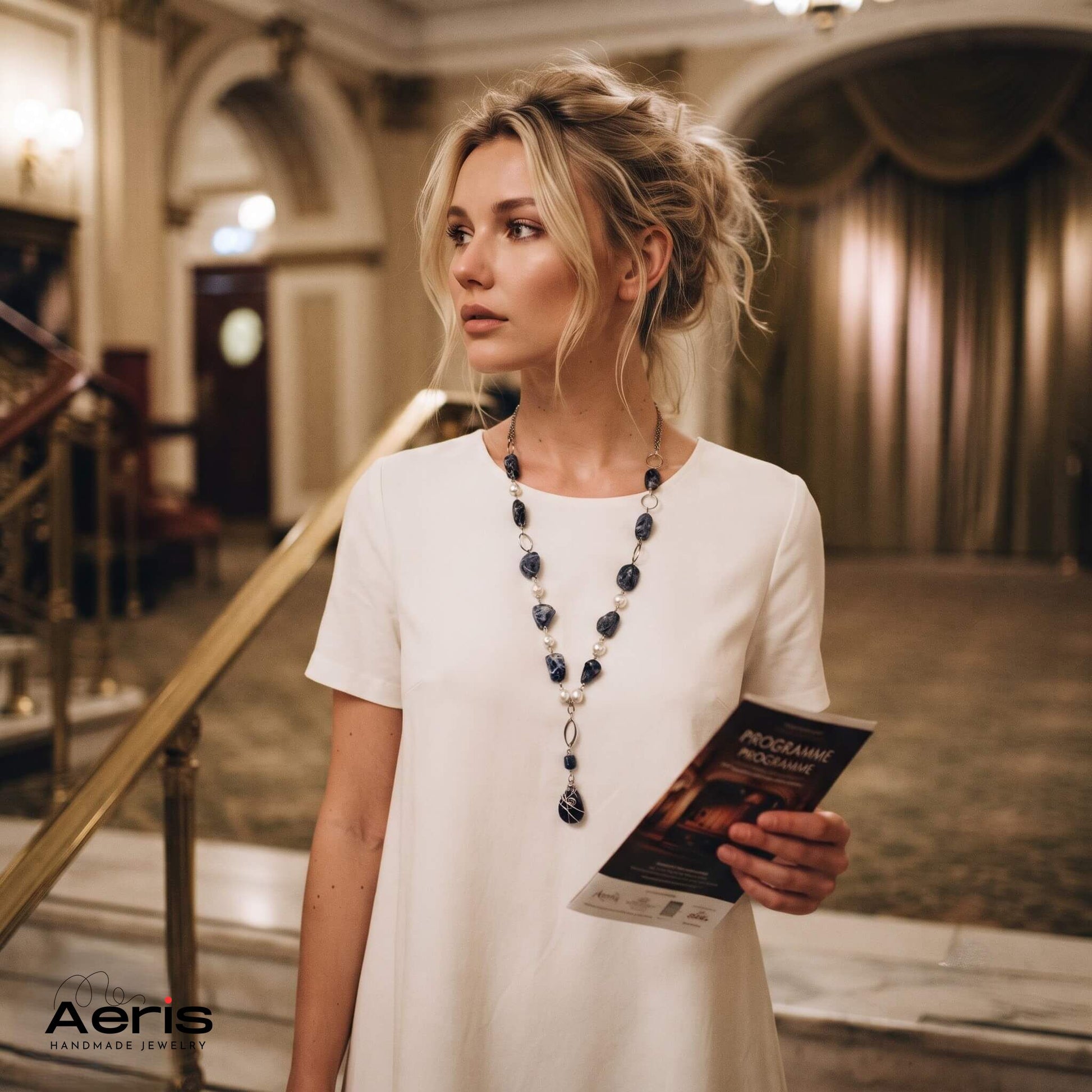 Femeie la teatru, purtand colierul elegant cu sodalit si perle