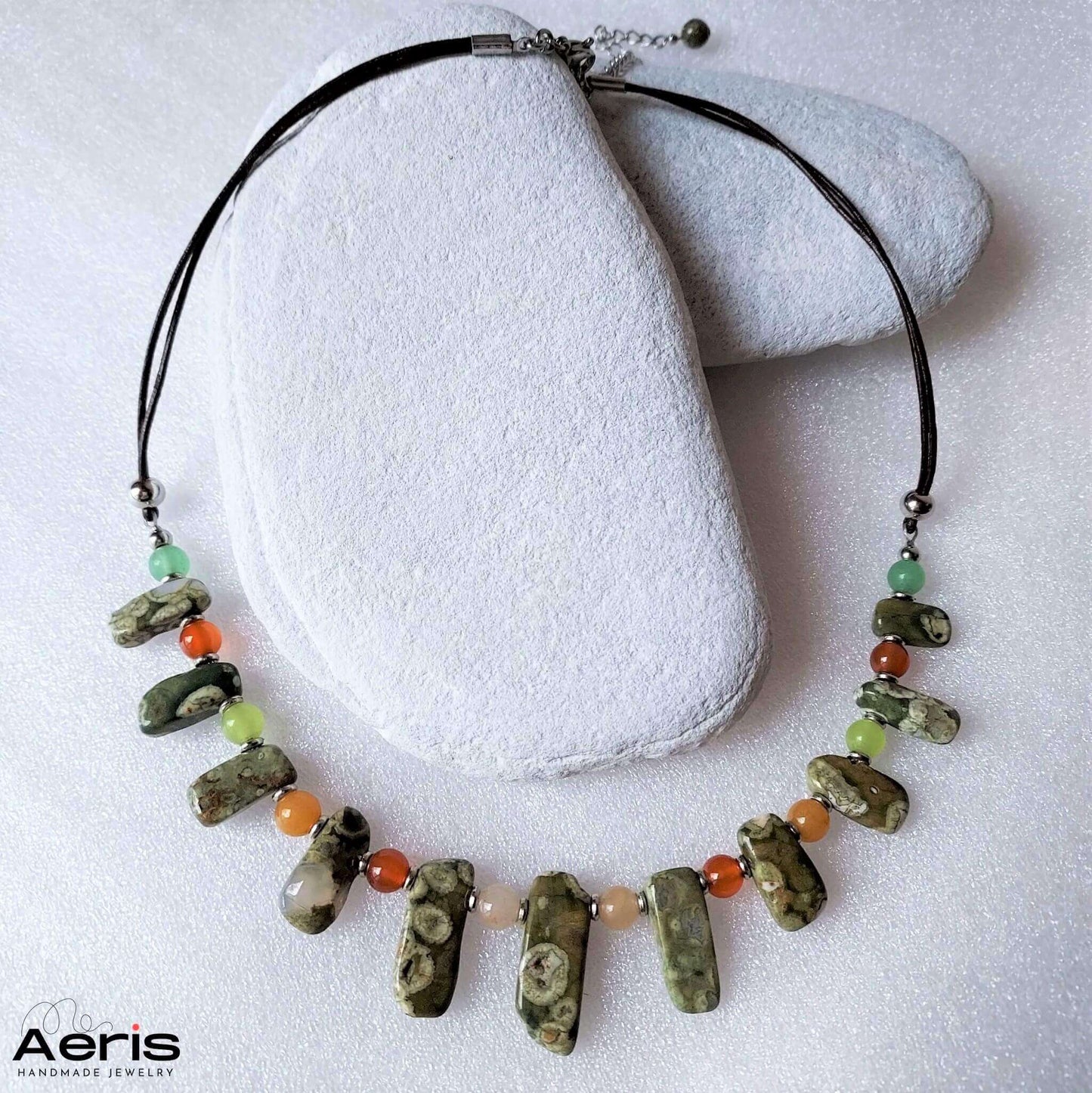 Colier cu agate multicolore si pietrenaturale rulate, inspirat din frumusetea naturii