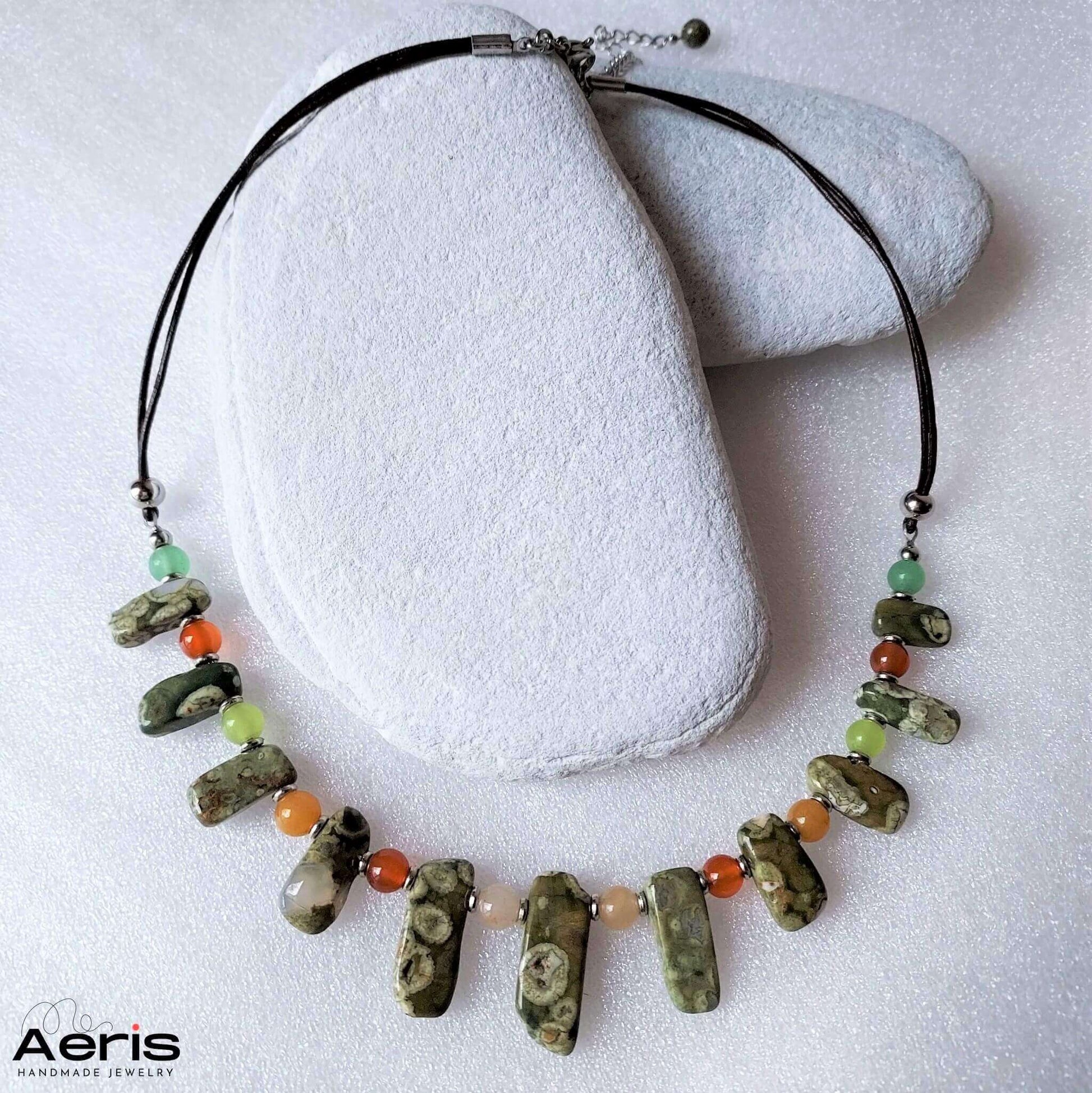 Colier cu agate multicolore si pietrenaturale rulate, inspirat din frumusetea naturii