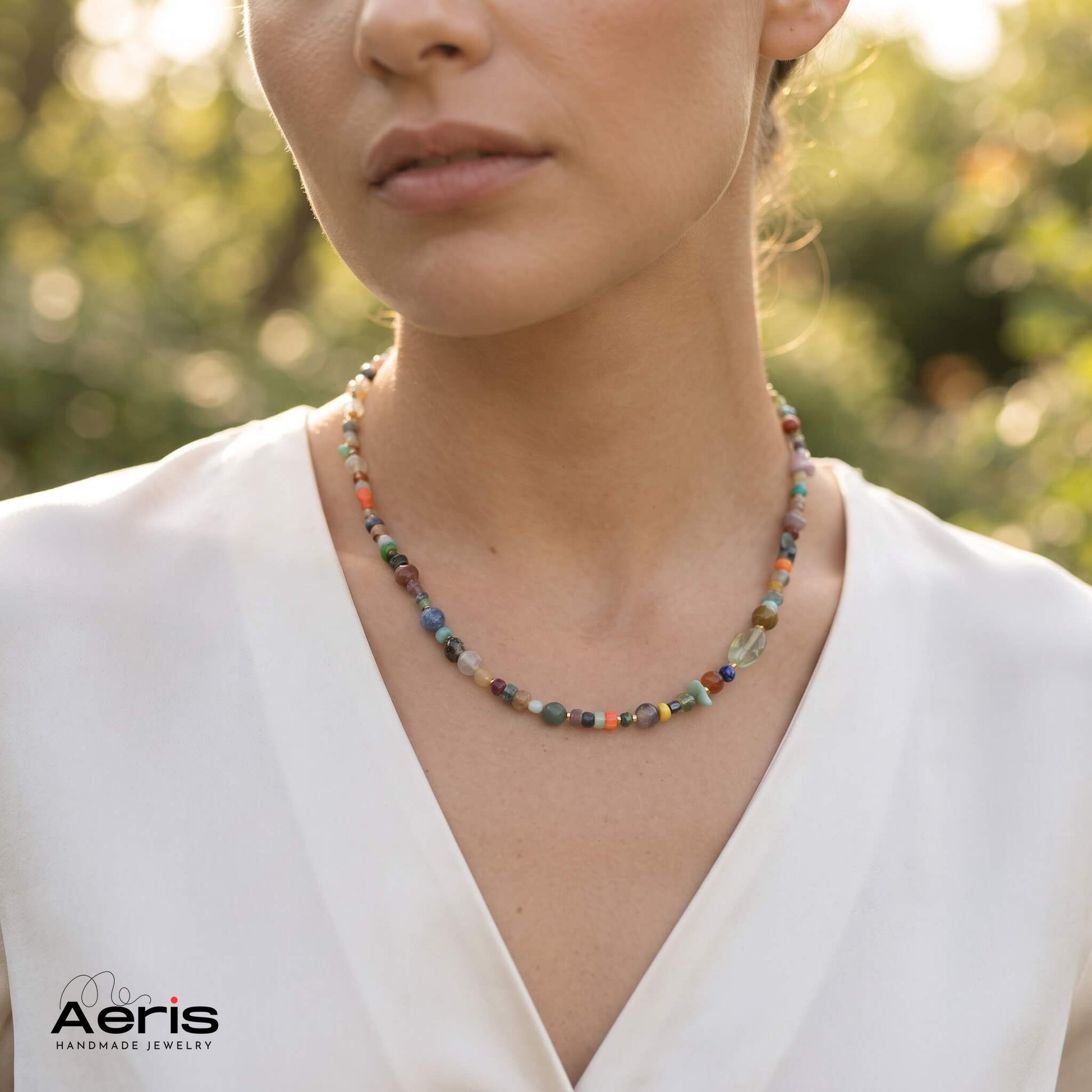 Colier multicolor cu pietre naturale, purtat de un model feminin