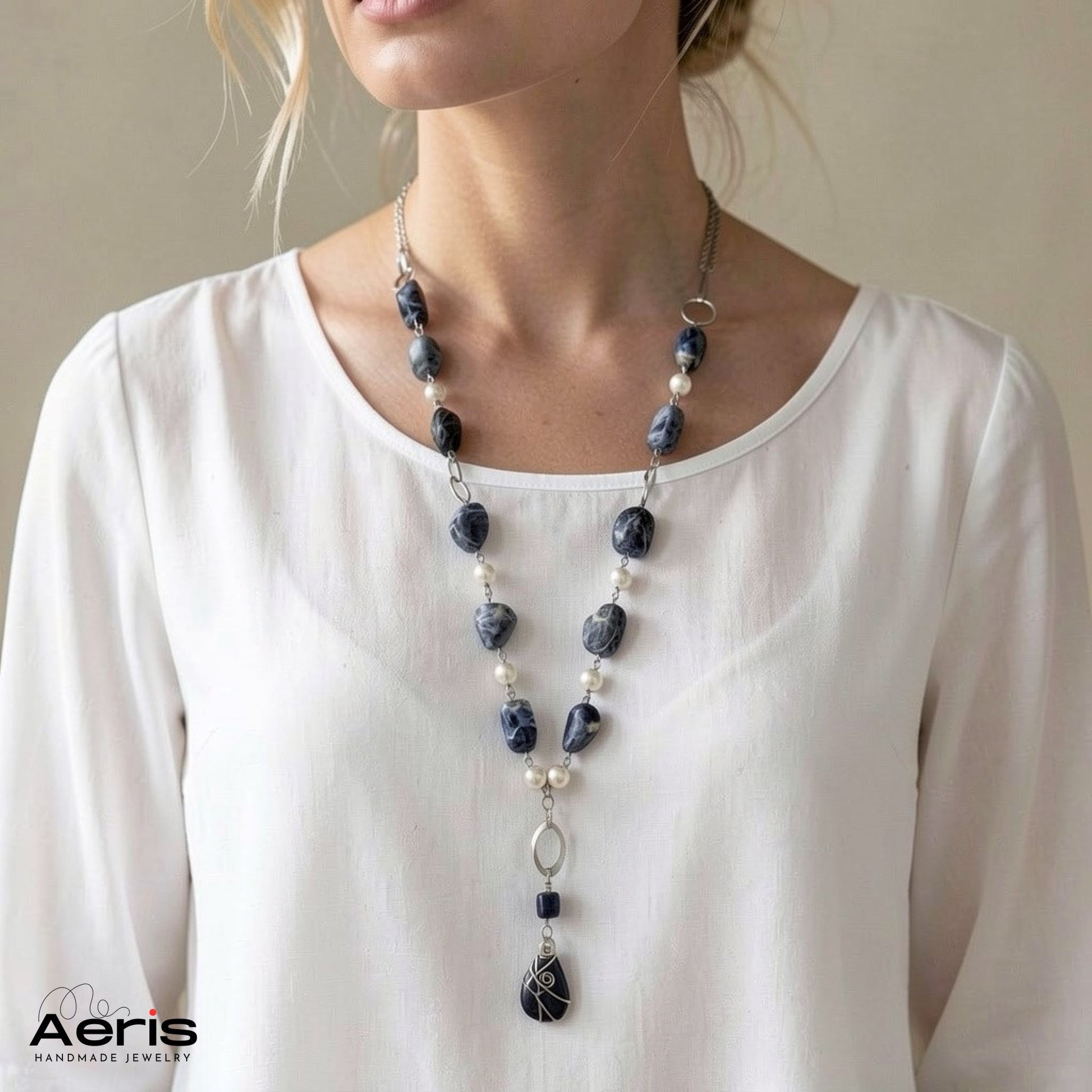 Colier handmade cu pandantiv lapis lazuli, prezentat pe manechin