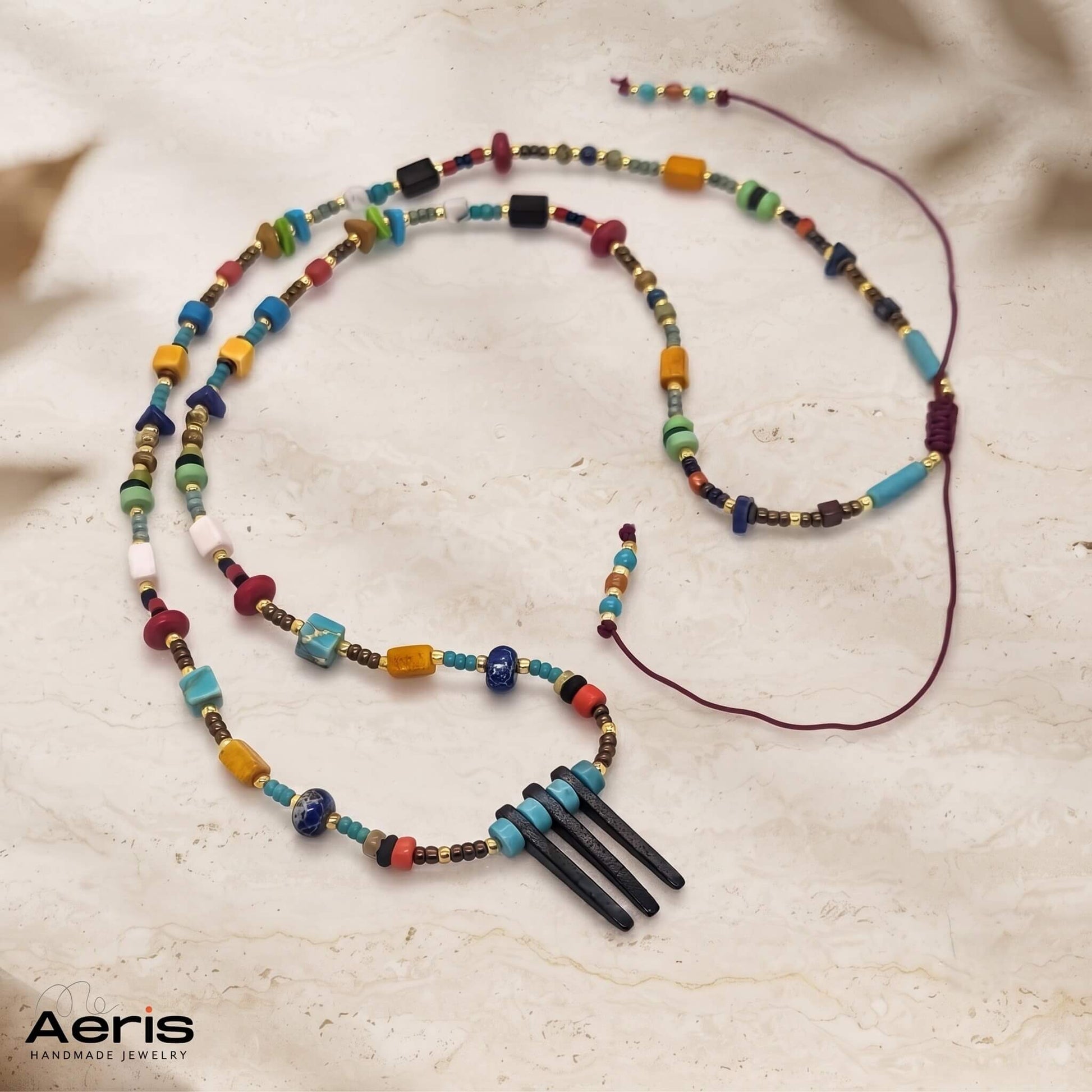 Colier handmade pe snur, cu margele de forme si culori diferite