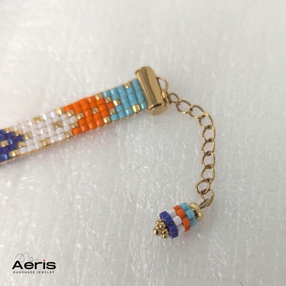 Detaliu al bratarii cu charm deosebit, realizat din margele Miyuki multicolore
