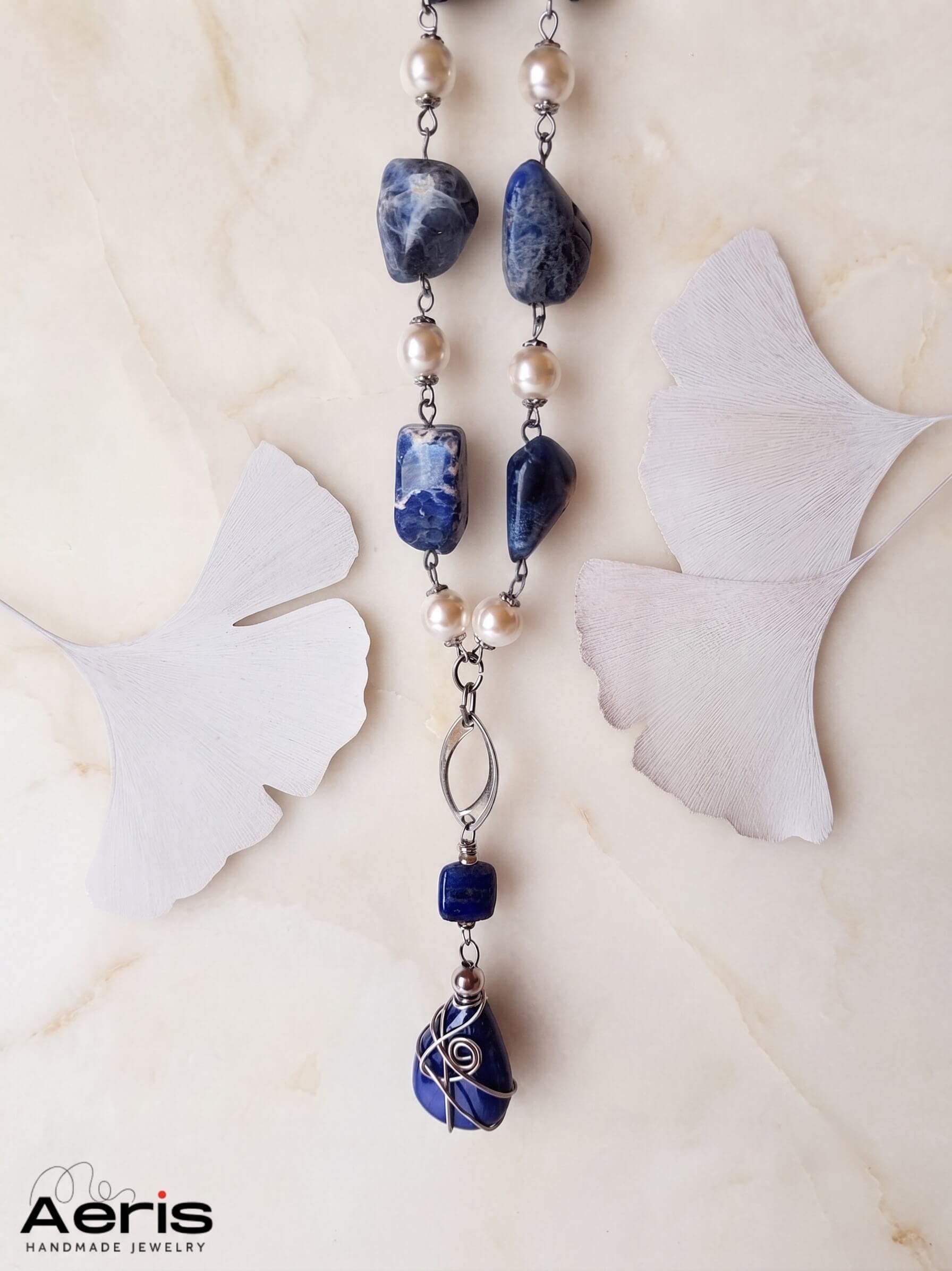 Detaliu pentru pandantiv statement elegant cu sodalit, perle si lapis lazuli