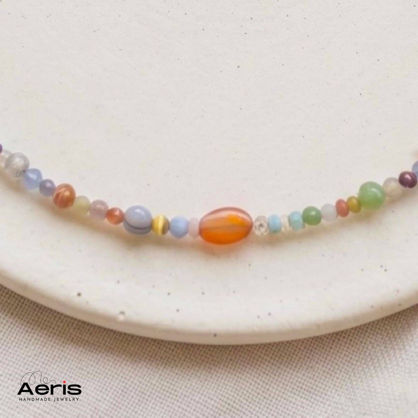 Detaliu petru colierul handmade multicolor cu pietre naturale si finisaje din inox auriu
