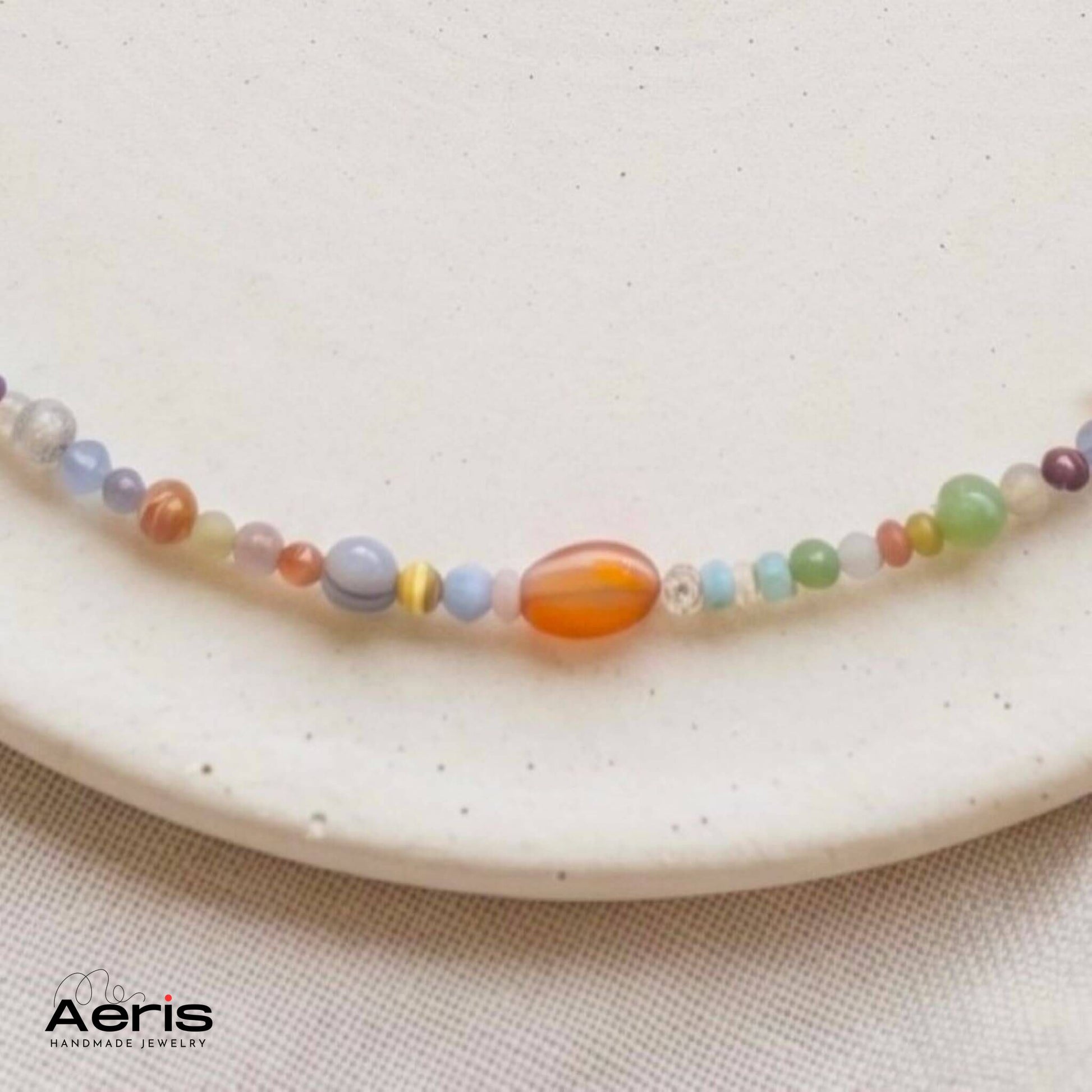 Detaliu petru colierul handmade multicolor cu pietre naturale si finisaje din inox auriu