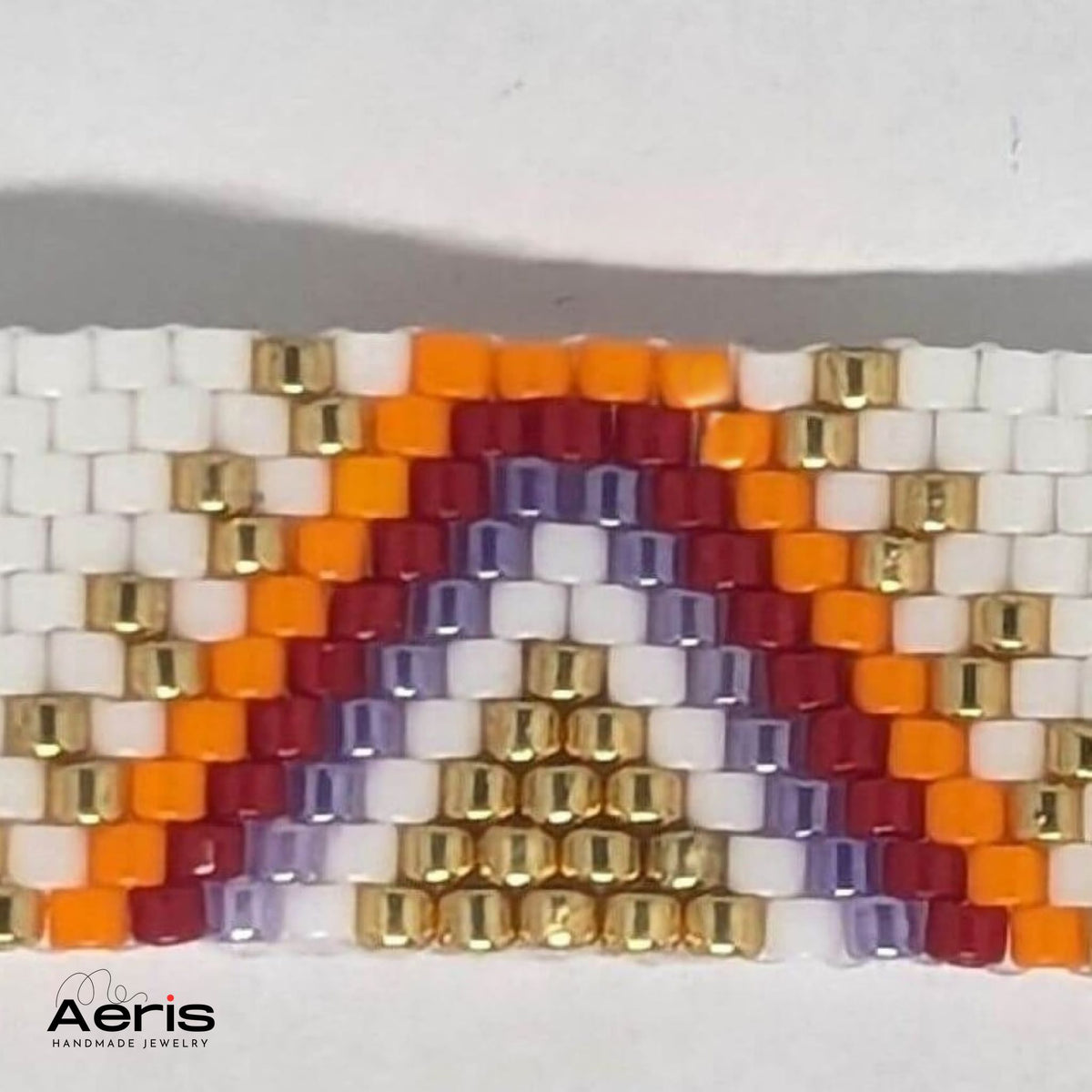 Detaliu al inelului multicolor din margele Miyuki