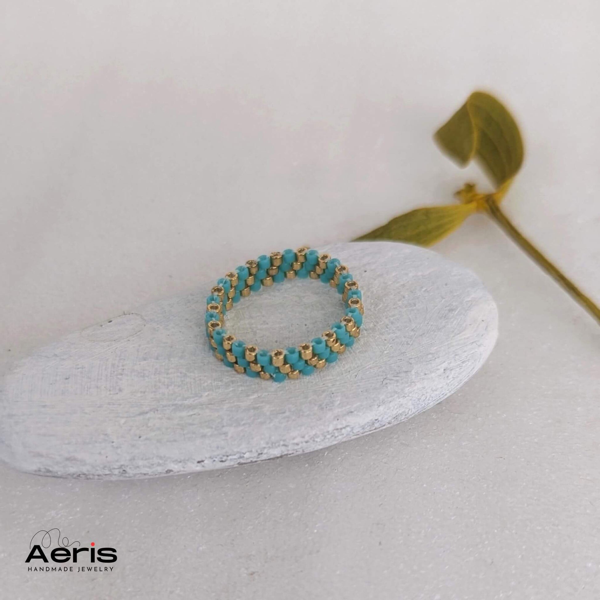 Inel handmade din margele in culori turcoaz si auriu