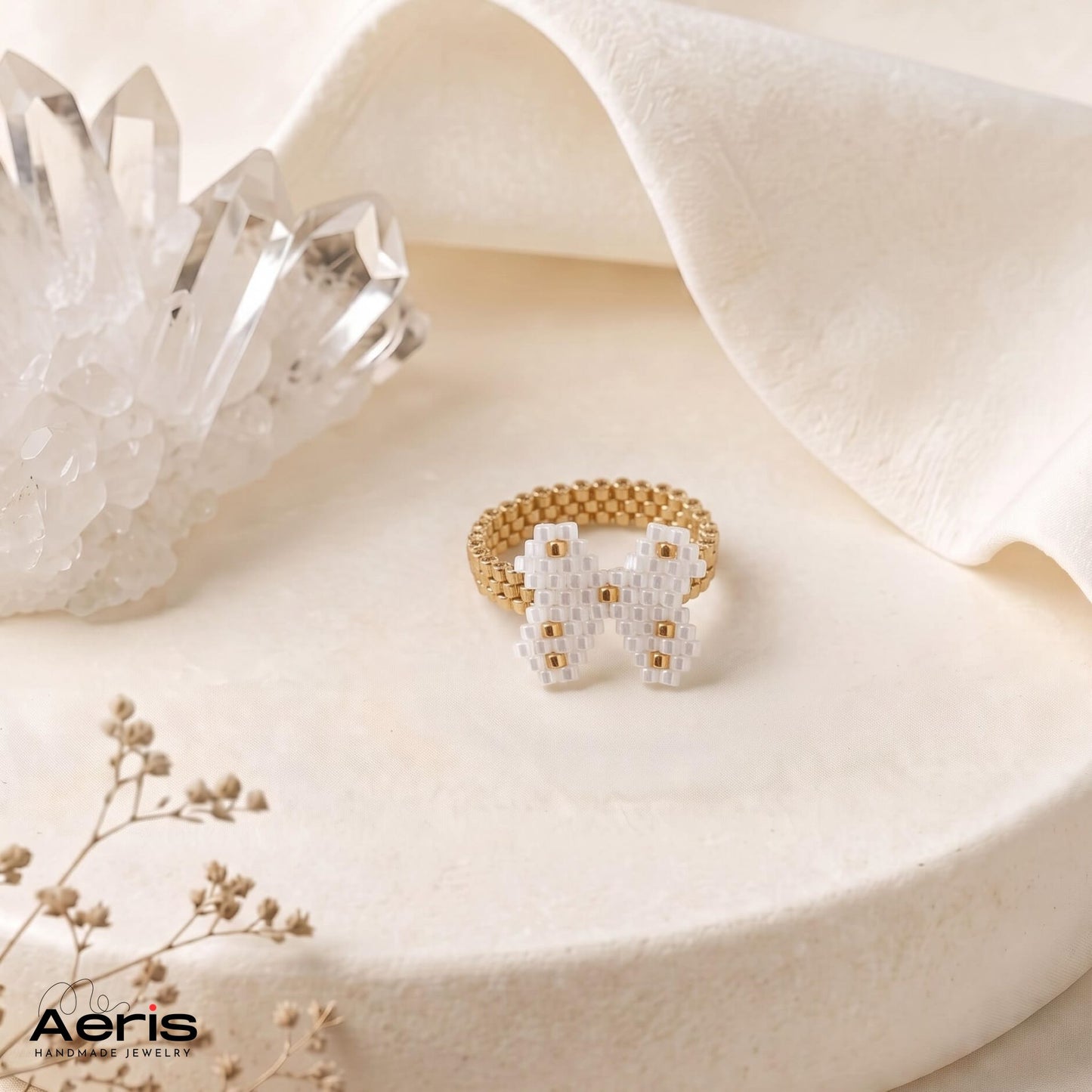Inel fin handmade auriu cu fluture alb