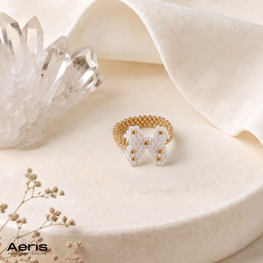Inel fin handmade auriu cu fluture alb