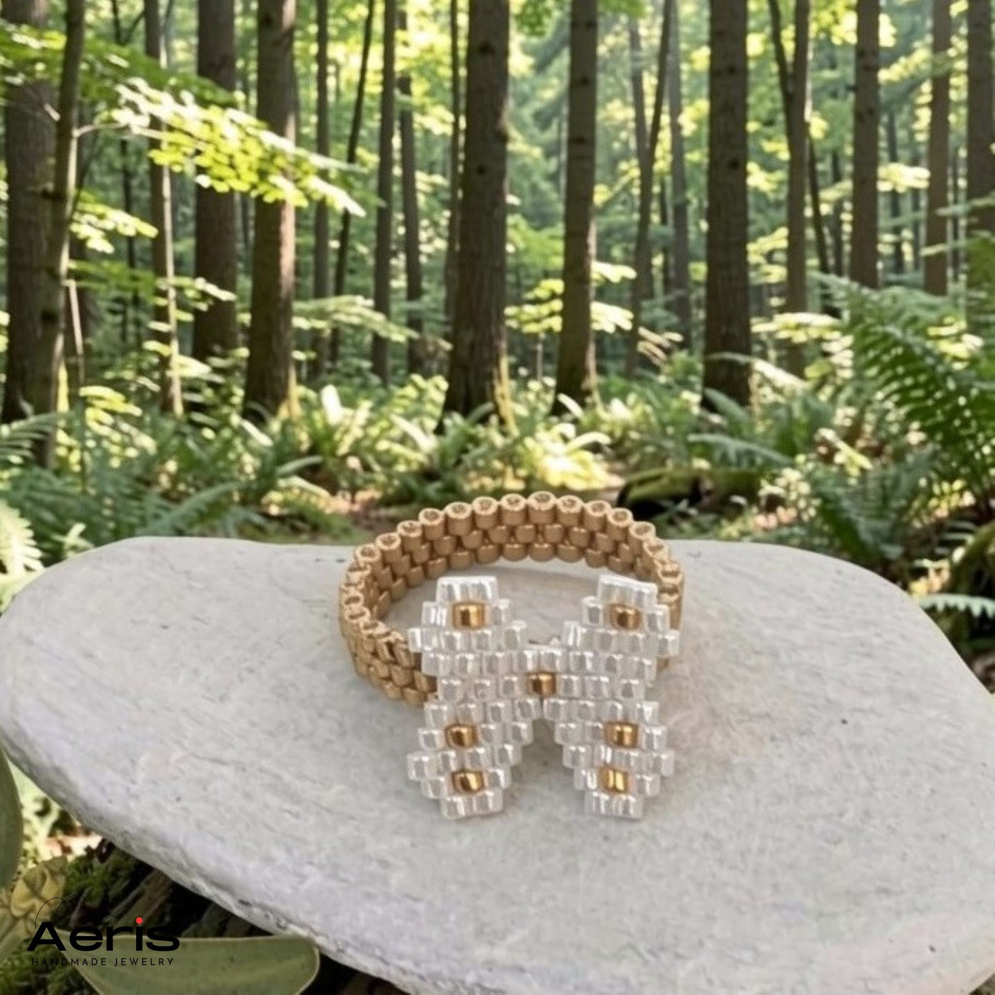 Inel cu fluture din margele Miyuki, asezat pe o piatra intr-un decor natural