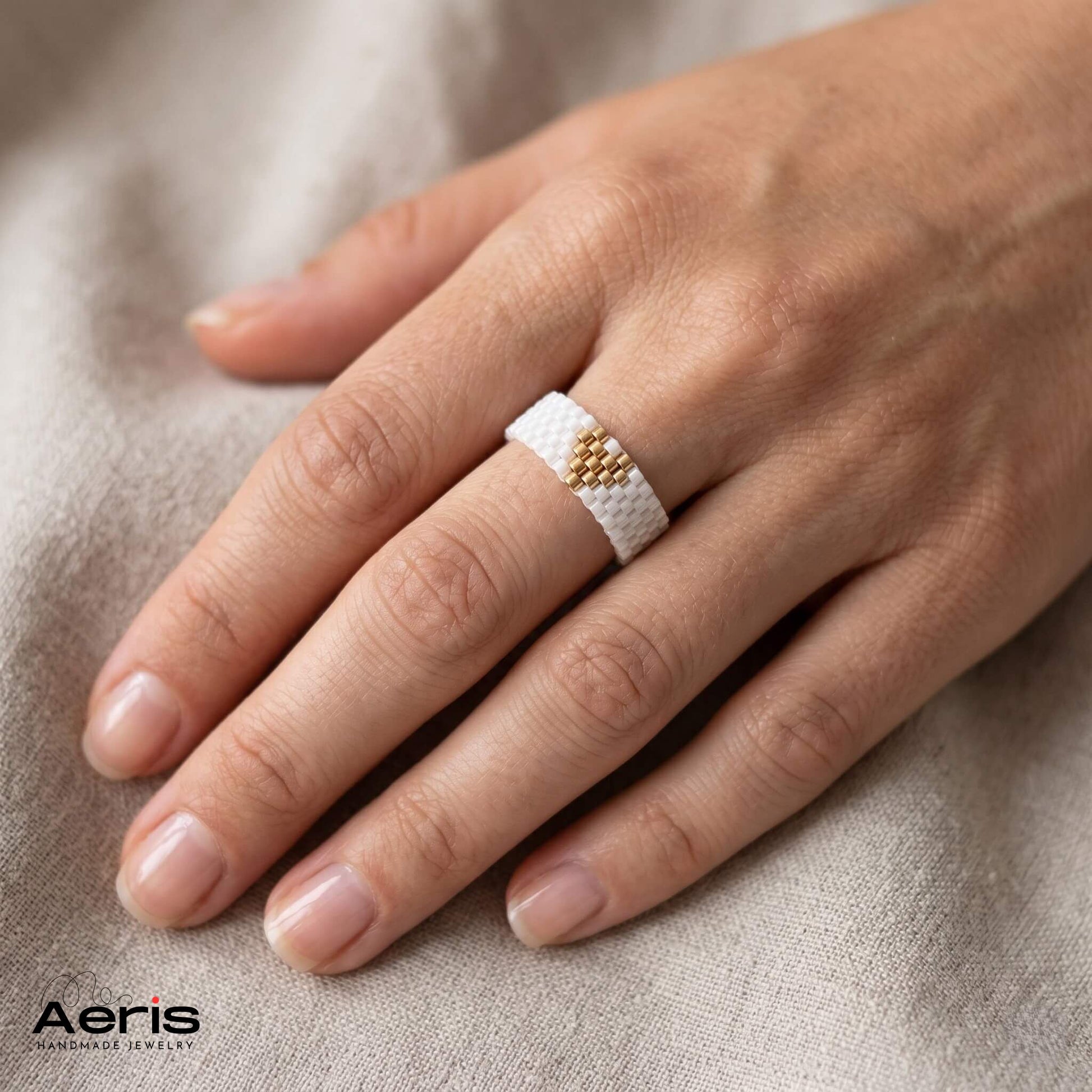Inel handmade fin si elegant, expus pe deget 