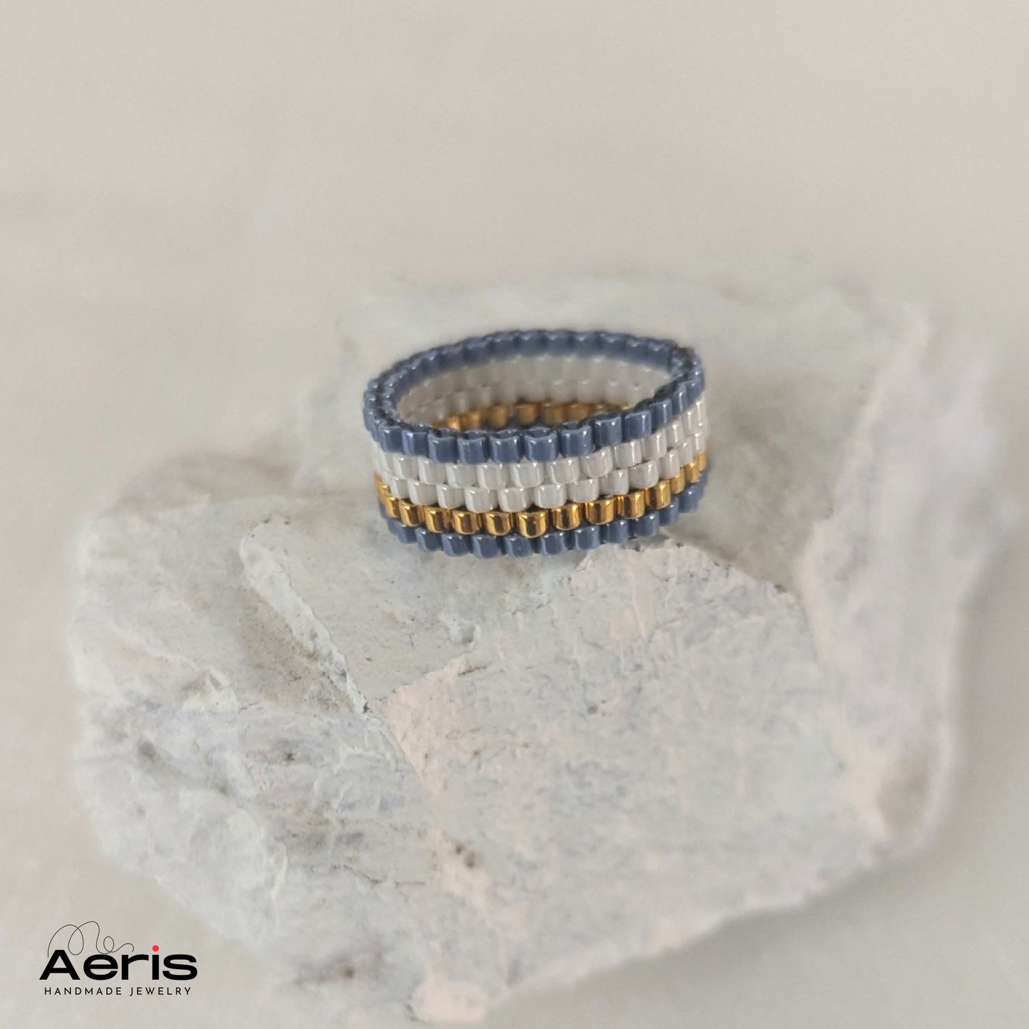 Inel lat handmade cu margele in culori de albastru, alb si auriu