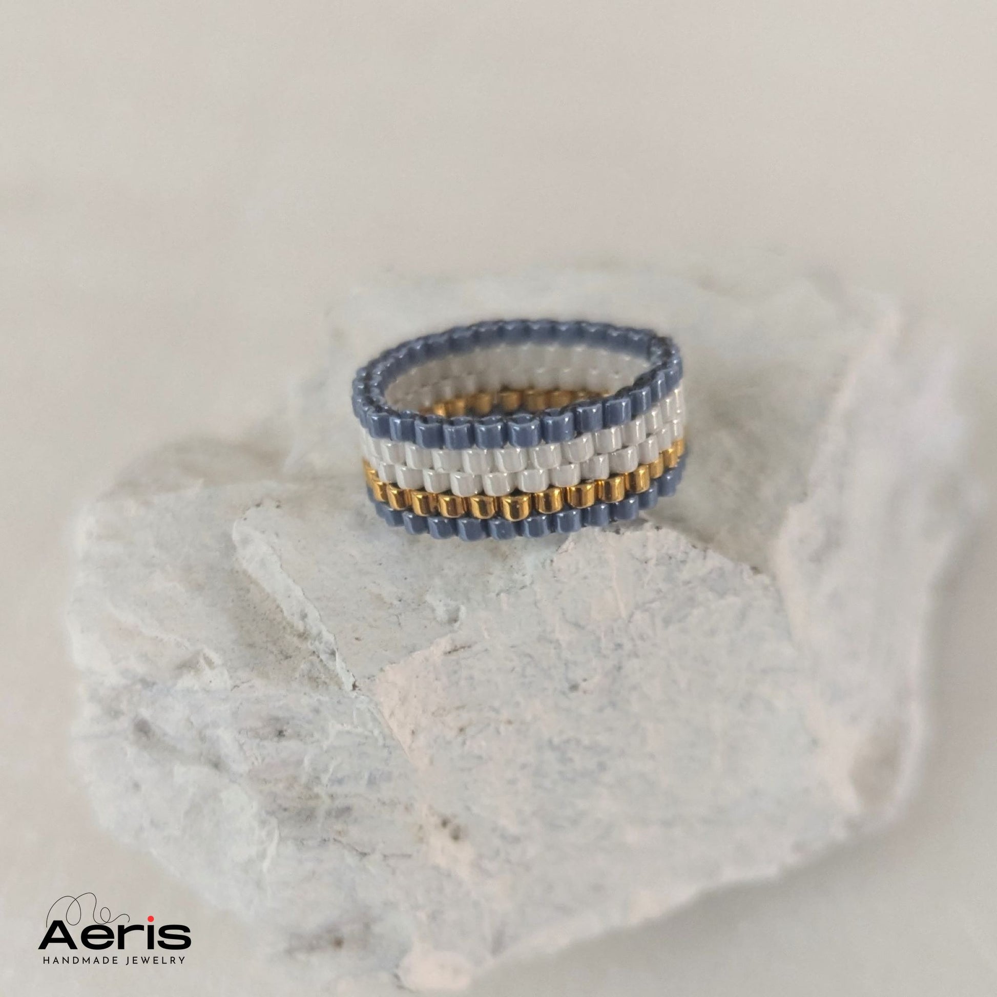 Inel lat handmade cu margele in culori de albastru, alb si auriu