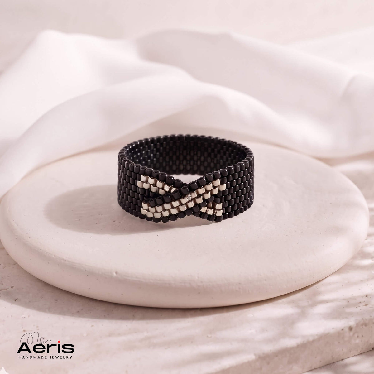 Inel handmade twist pe negru, cu accente argintii