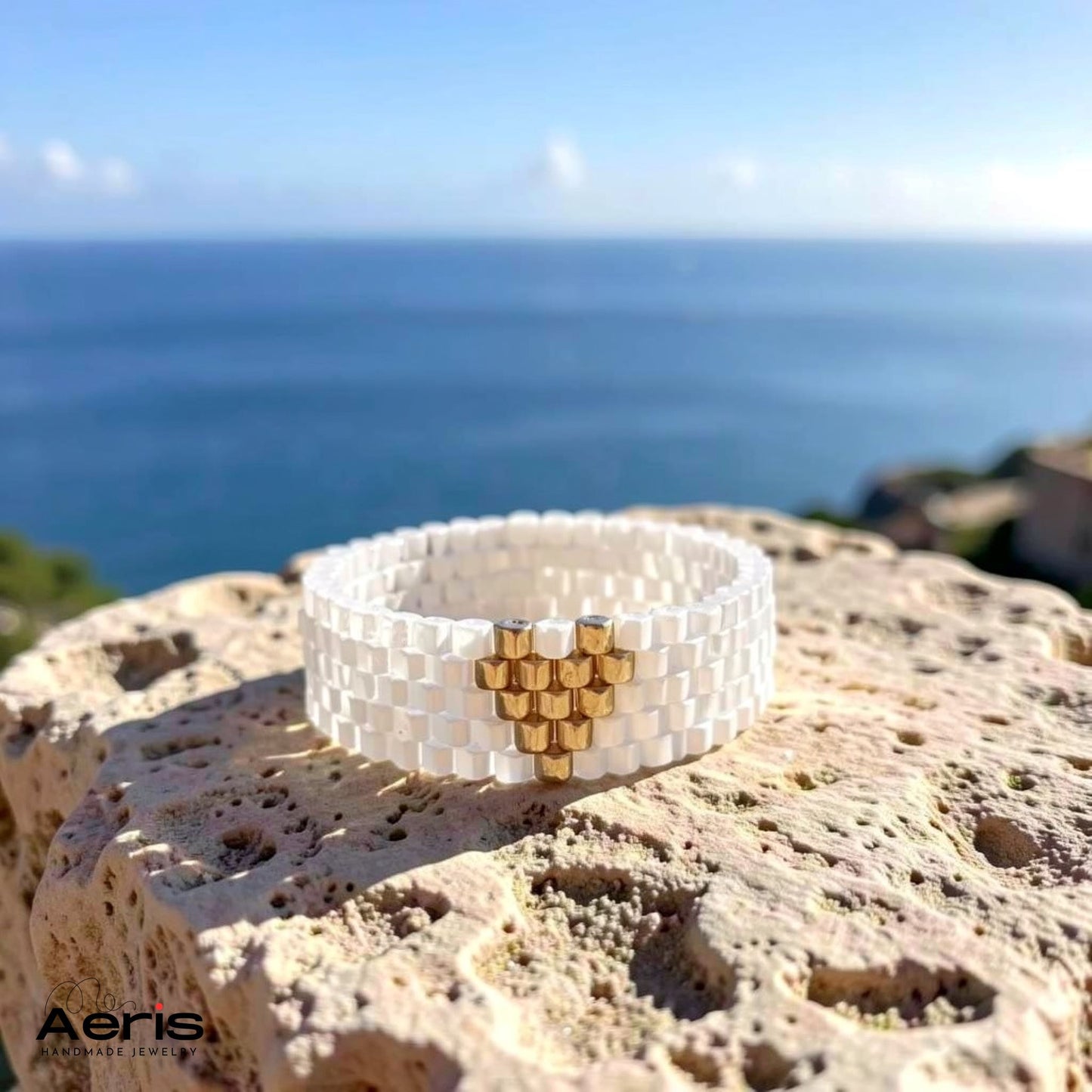 Inel handmade elegant prezentat pe o stanca, intr-un decor la marginea marii