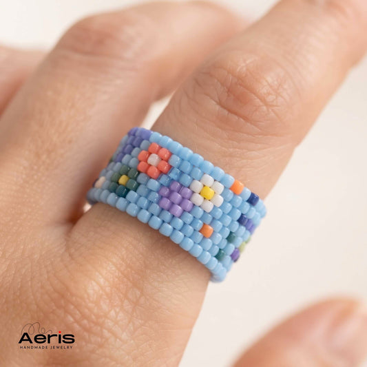 Detaliu al inelului handmade cu motive florale si geometrice