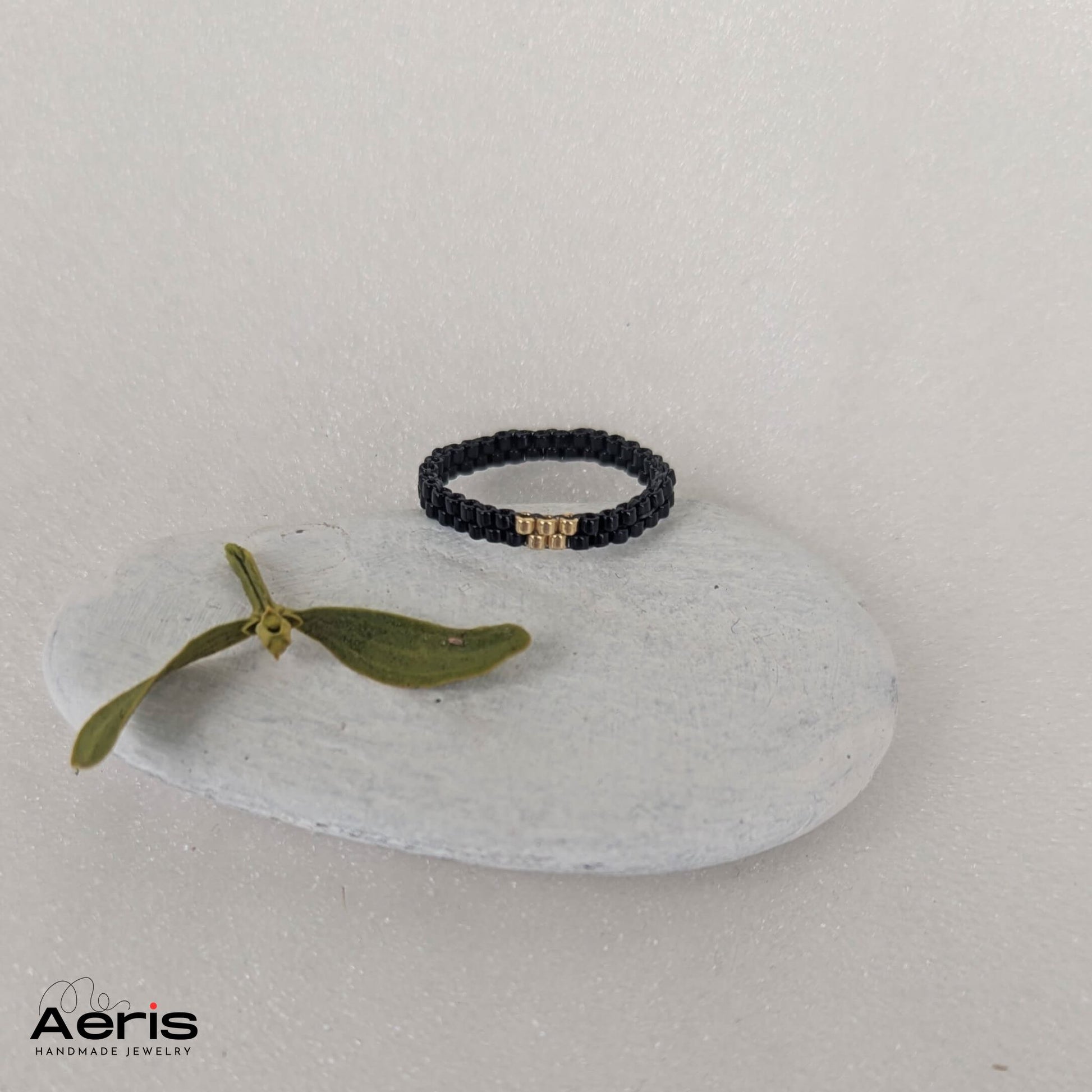 Inel fin si elegant negru cu auriu