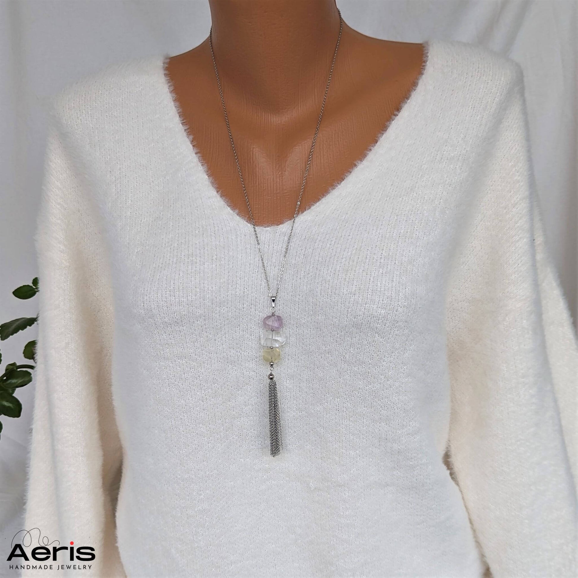 Pandant cu pietre semipretioase, expus pe manechin