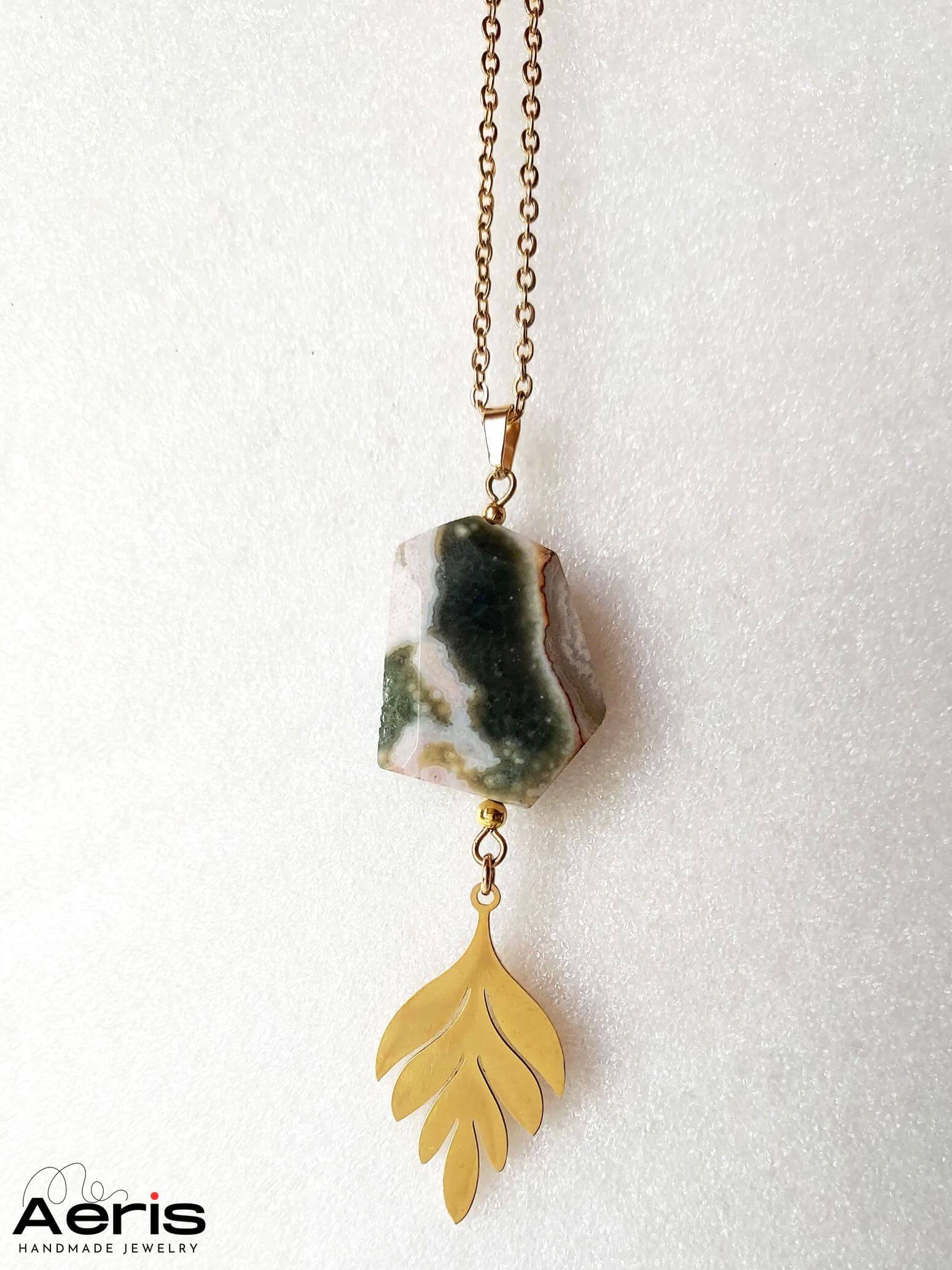 Pandantiv handmade cu charm frunza aurie