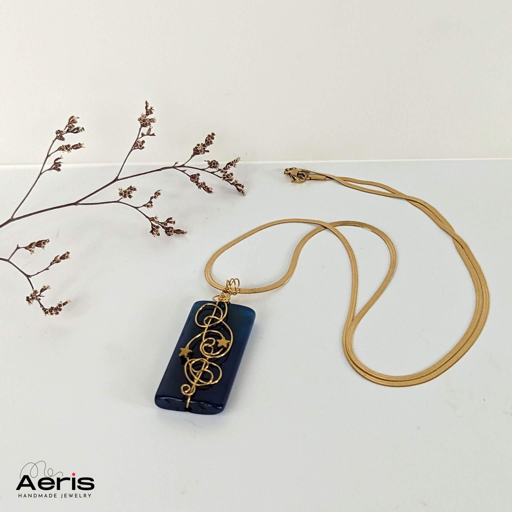 Pandantiv wire wrapping cu agata albastra si inox auriu, vedere de ansamblu