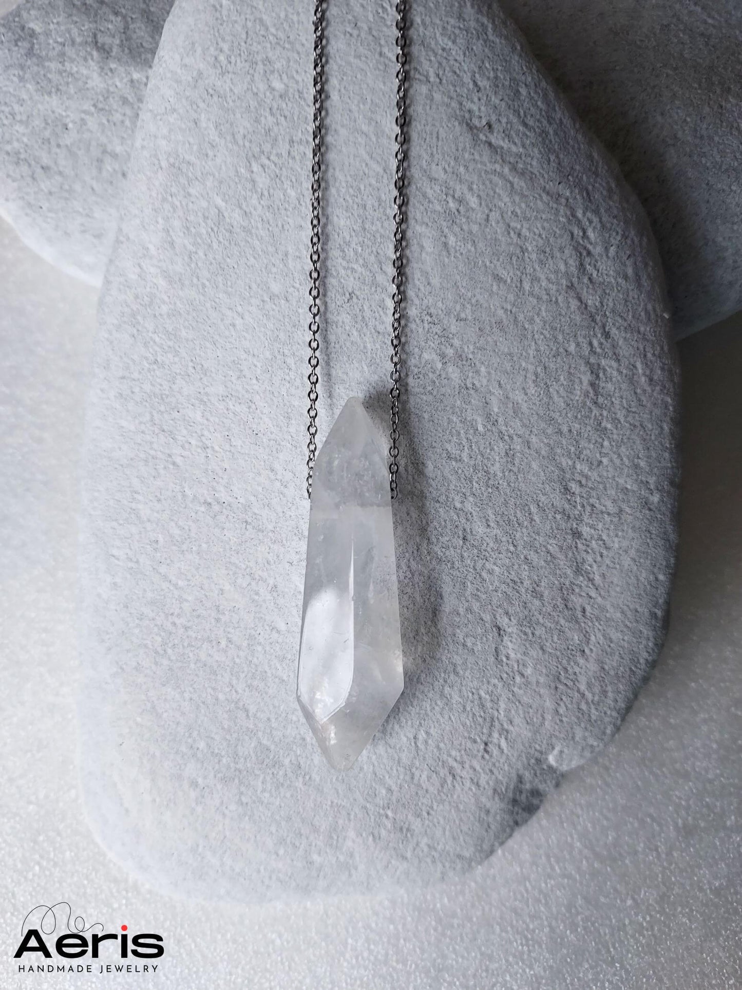 Pandantiv minimalist cu cristal, asezat pe o piatra